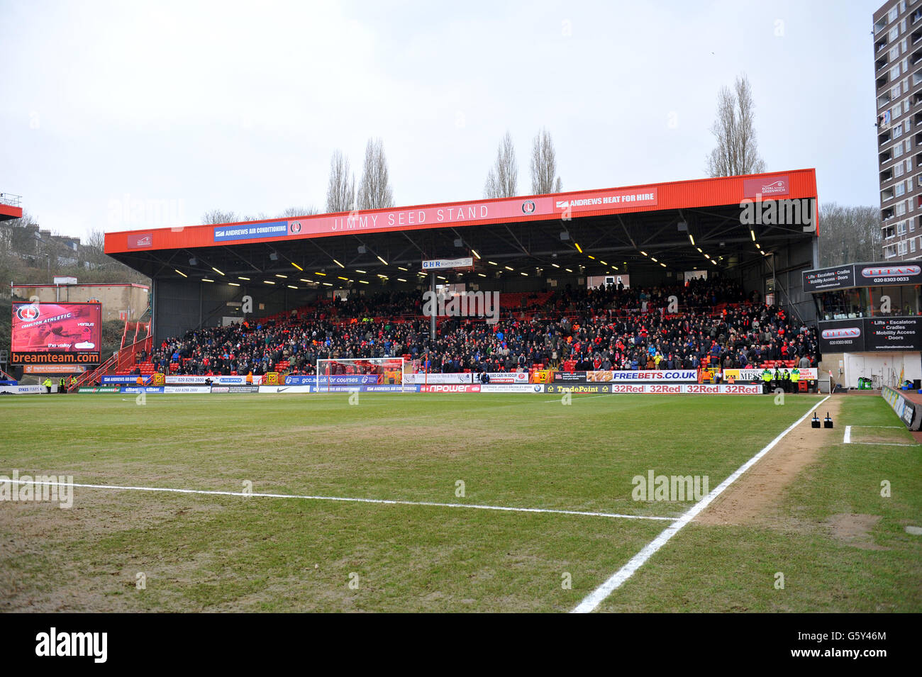 Calcio - Npower Football League Championship - Charlton Athletic / Nottingham Forest - The Valley. Una visione generale dei fan che si riuniscono nello stand Jimmy Seed prima del gioco Foto Stock