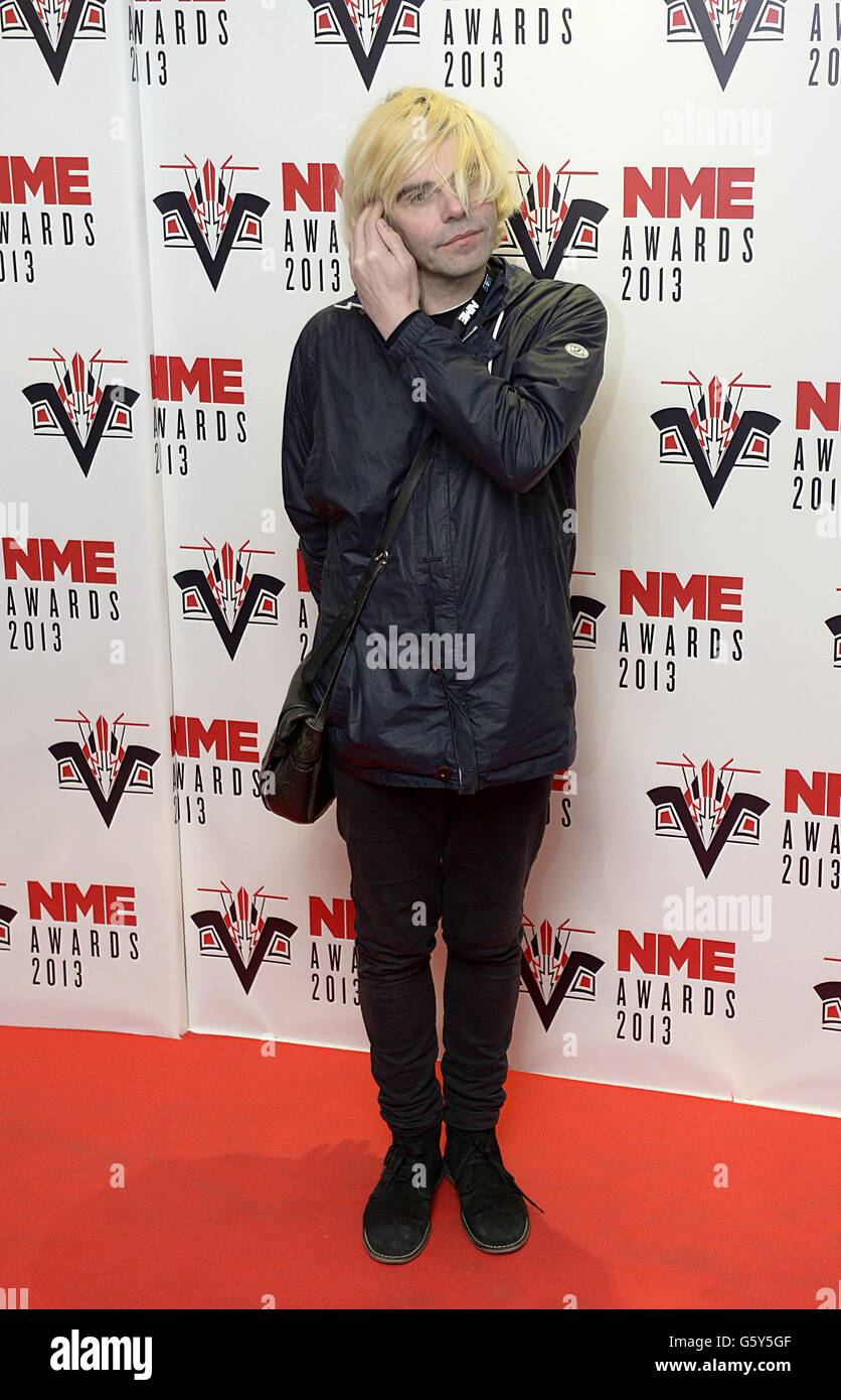 Tim Burgess dei Charlatani in arrivo per i NME Awards 2013, al Troxy, Londra. Foto Stock