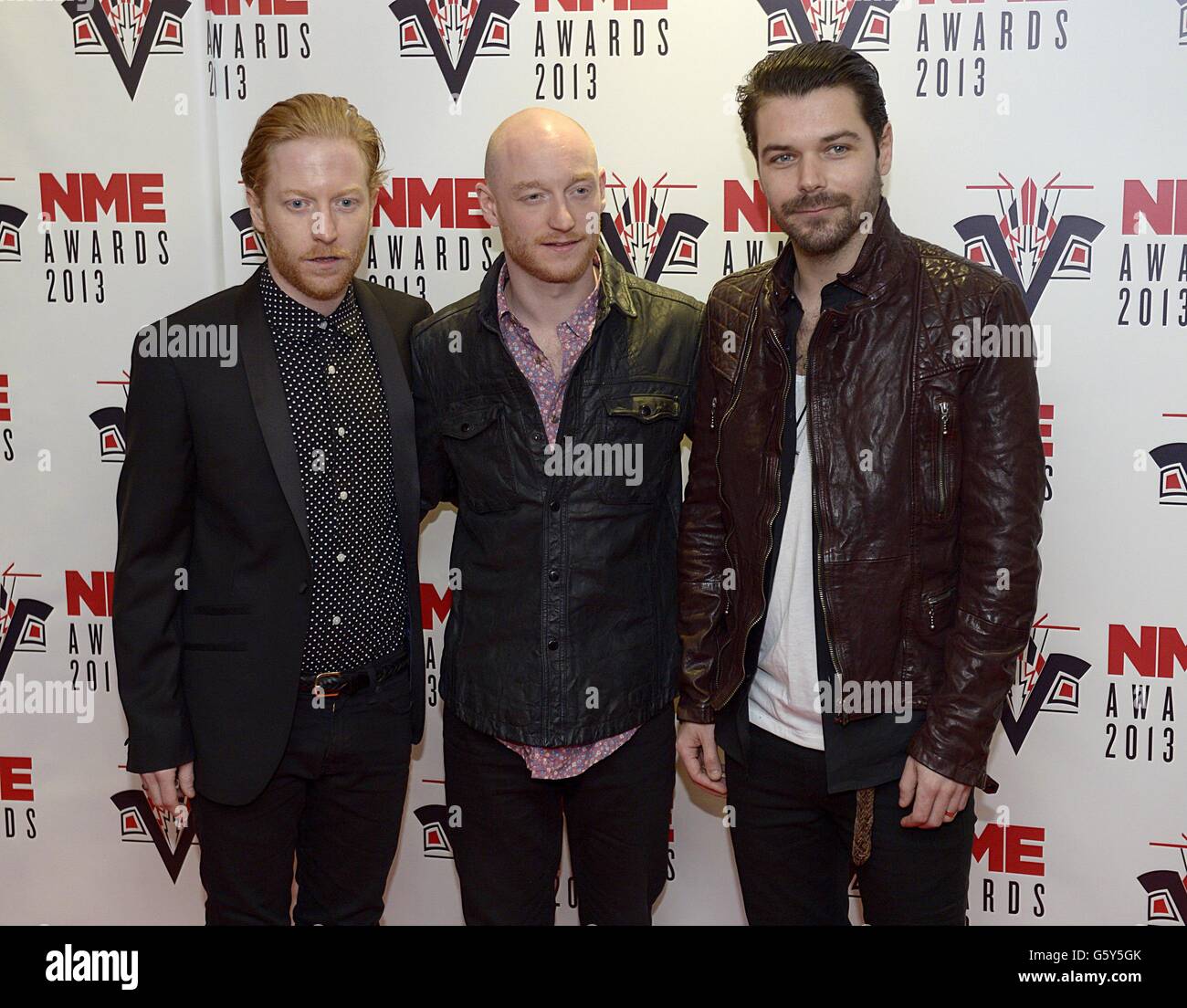 James Johnston (a sinistra) ben Johnston (al centro) e Simon Neil (a destra) di Biffy Clyro arrivano per i NME Awards 2013, al Troxy di Londra. Foto Stock