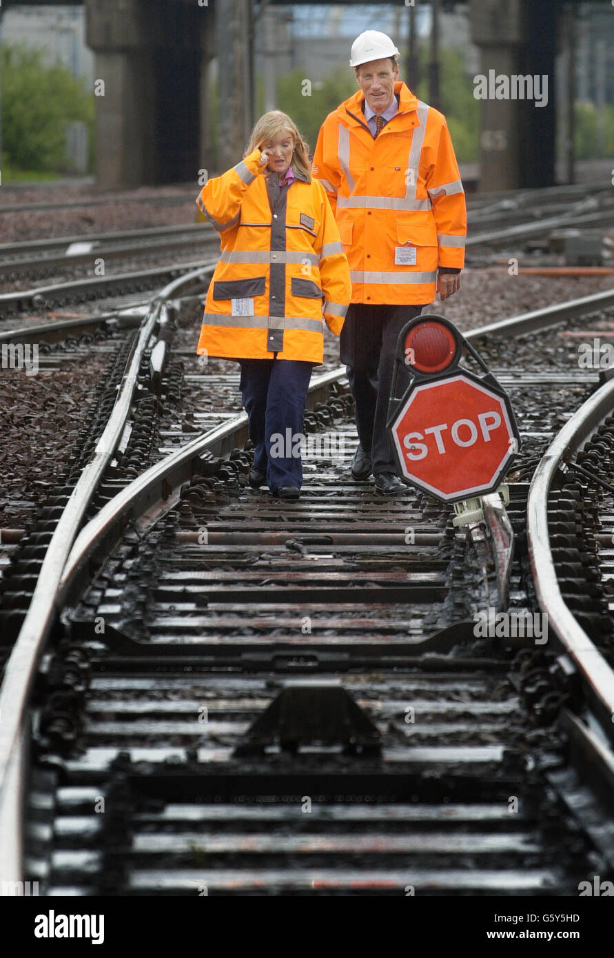 John Armitt, Chief Executive della Railtrack e Janette Anderson, Direttore della Railtrack Scotland, ispezionano la pista vicino alla millesima installazione in Scozia delle apparecchiature del sistema di avvertimento per la protezione dei treni (TPWS) progettate per arrestare i treni che passano i segnali in pericolo. *.., installato in pista a Glasgow. Foto Stock