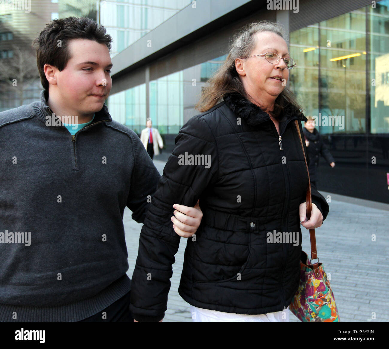 Deborah Brett (a destra), partner di Eddie Maher lascia Southwark Crown Court a Londra dove Maher ammise il furto di un furgone di sicurezza contenente 1.2 milioni di sterline nel 1993 e fu incarcerato per cinque anni. Foto Stock