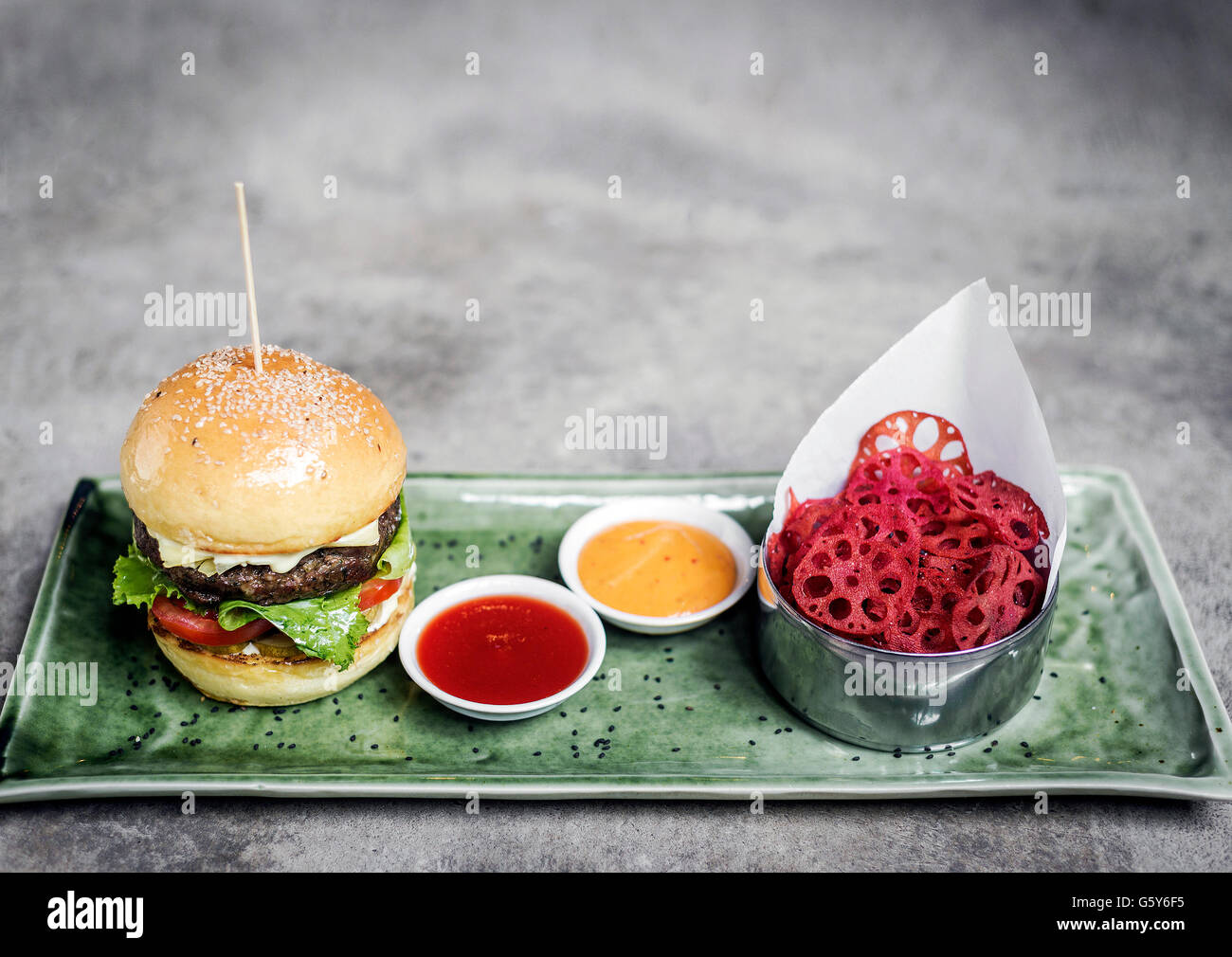 Fusion asiatica hamburger di manzo insieme con la Lotus in chip e wasabi maionese Foto Stock