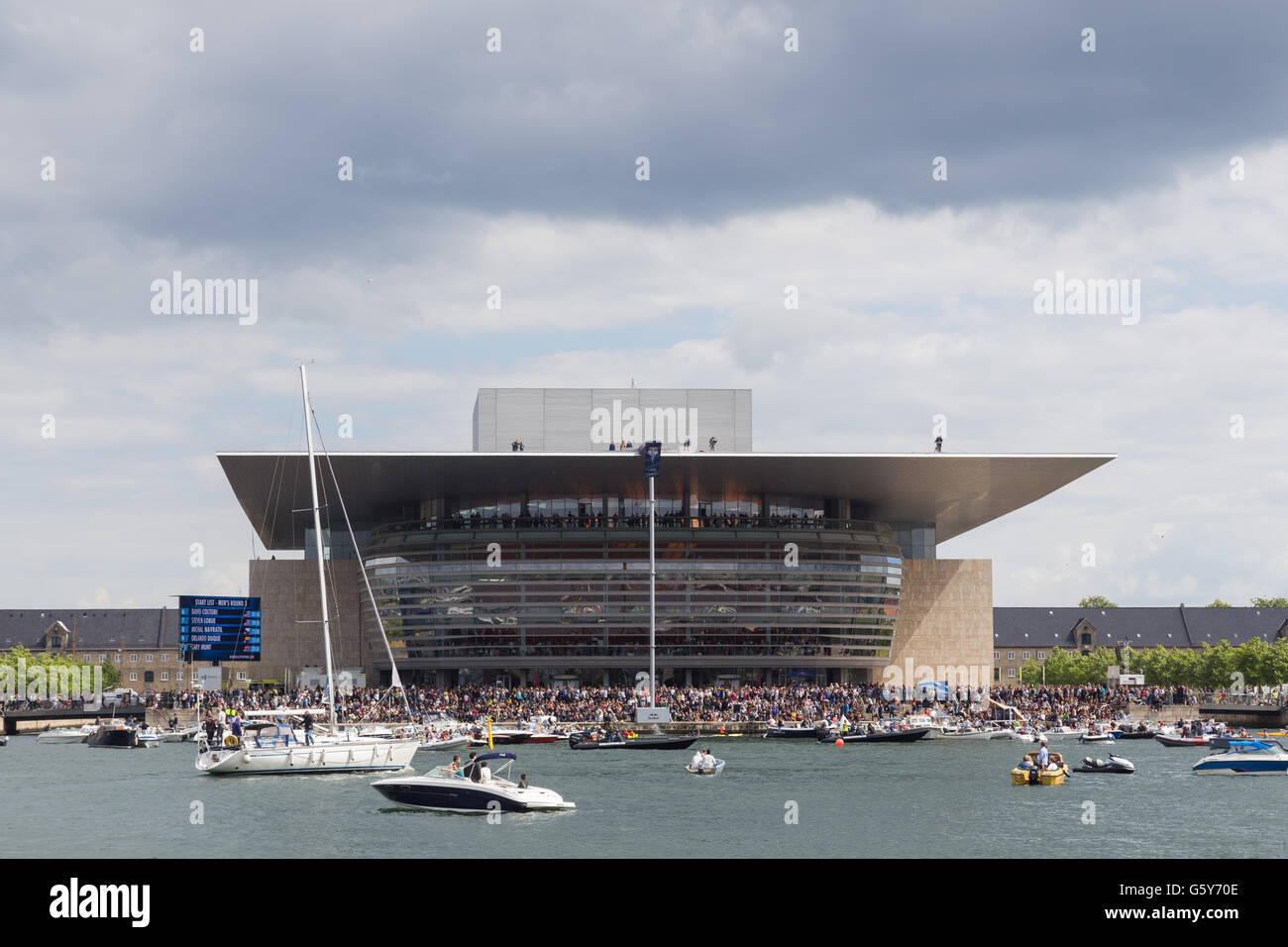 Copenhagen, Danimarca - 18 Giugno 2016: gli spettatori presso il Red Bull cliff diving evento presso il Teatro dell'Opera. Foto Stock