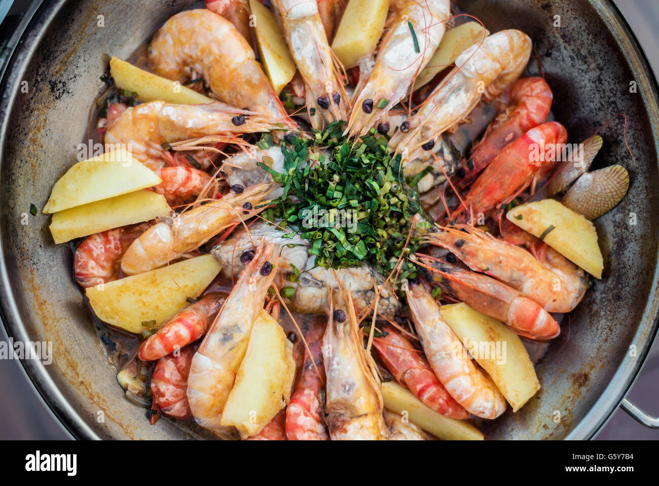 Gamberi pesce stufato di pesce con aglio con salsa di vino bianco portoghese stile cataplana Foto Stock