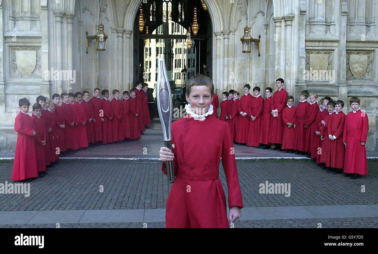Il ragazzo del coro Robert Patton, 13, con il Westminster Abbey Choir, ospita il Jubilee Baton della Regina all'esterno dell'Abbazia di Westminster, nel centro di Londra, mentre il testimone continua il suo viaggio di ritorno in tutto il mondo. *..., prima di arrivare il 25 luglio 2002 alla cerimonia di apertura per i Manchester 2002 Commonweath Games. Foto Stock