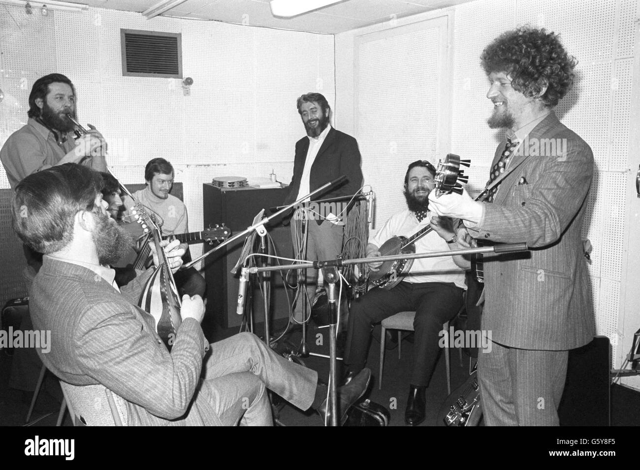 La band folk irlandese The Dubliners ha suonato a Spot Studios, Molton Street, Londra. Nella foto (l-r) John Sheahan, Ciaran Bourke (sul penny fischio), Ronnie Drew (in piedi le mani in tasca), Barney McKenna e Luke Kelly (all'estrema destra). Foto Stock