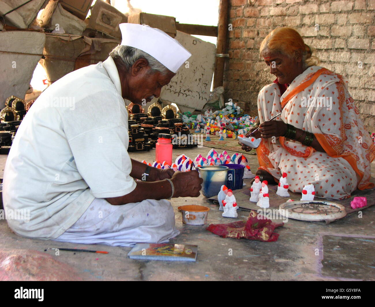 Una coppia di anziani provenienti dall'India che sono potters rendendo i giocattoli di argilla in India. Foto Stock