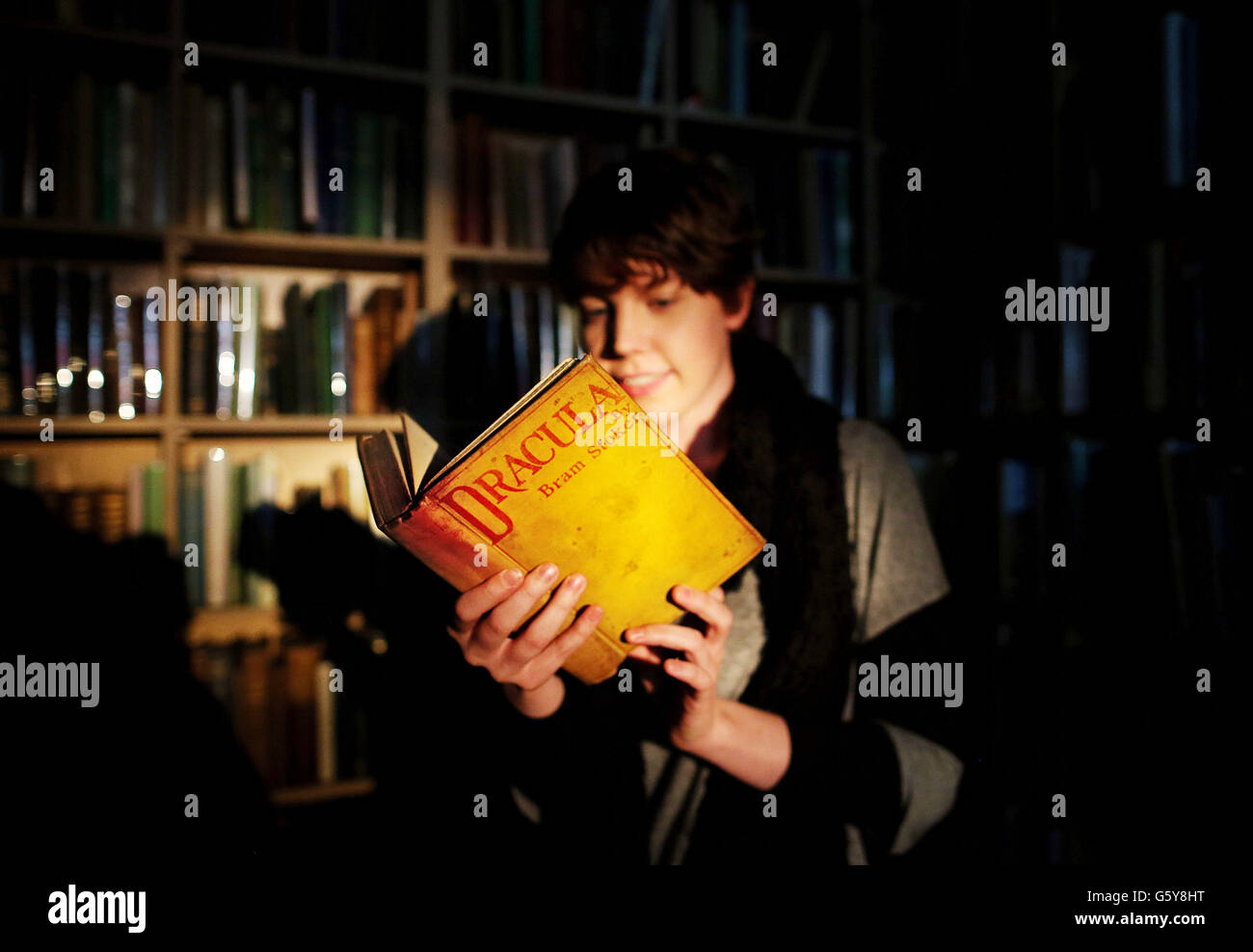 Shauna o'Brien con una rarissima prima edizione di Dracula di Bram Stoker dal 1897, una delle sole 1,000 copie stimate sopravvissute alla Cathach Rare Book Store di Dublino il giorno del libro del mondo 2013. Foto Stock