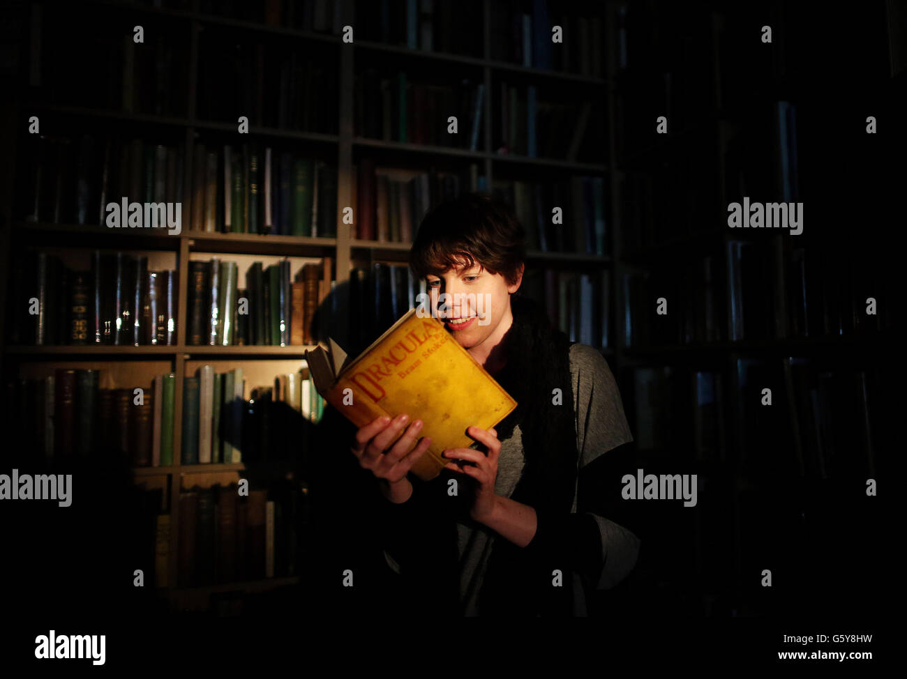 Shauna o'Brien con una rarissima prima edizione di Dracula di Bram Stoker dal 1897, una delle sole 1,000 copie stimate sopravvissute alla Cathach Rare Book Store di Dublino il giorno del libro del mondo 2013. Foto Stock