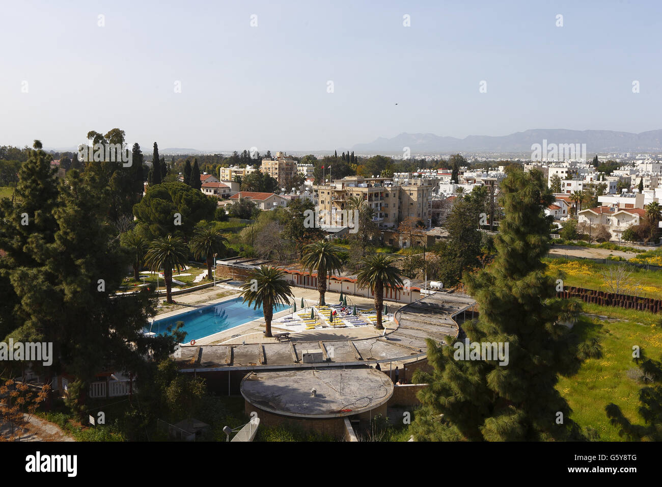 Una vista generale dell'area piscina dal tetto dell'ex Ledra Palace Hotel all'interno della zona cuscinetto delle Nazioni Unite tra Cipro controllata da Grecia e Turchia. Foto Stock