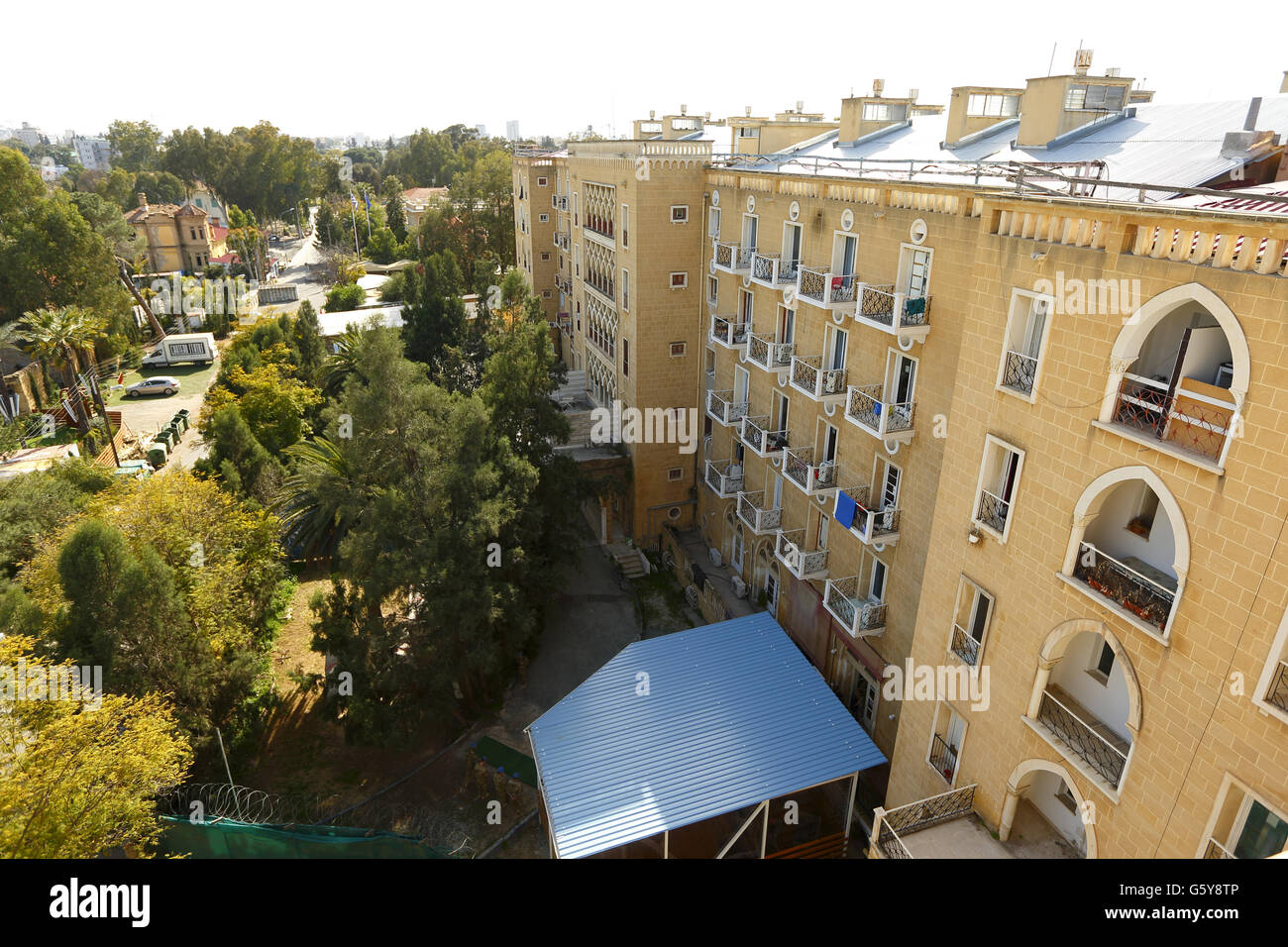 Una vista generale dell'ex Ledra Palace Hotel all'interno della zona cuscinetto delle Nazioni Unite tra Cipro controllata da Grecia e Turchia. Foto Stock
