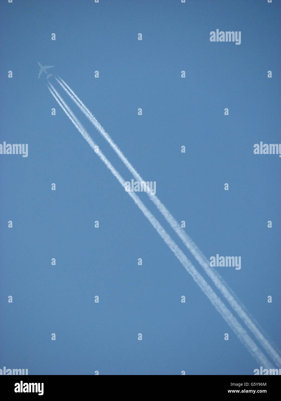 Un aereo lasciando jet streak nel cielo Foto Stock