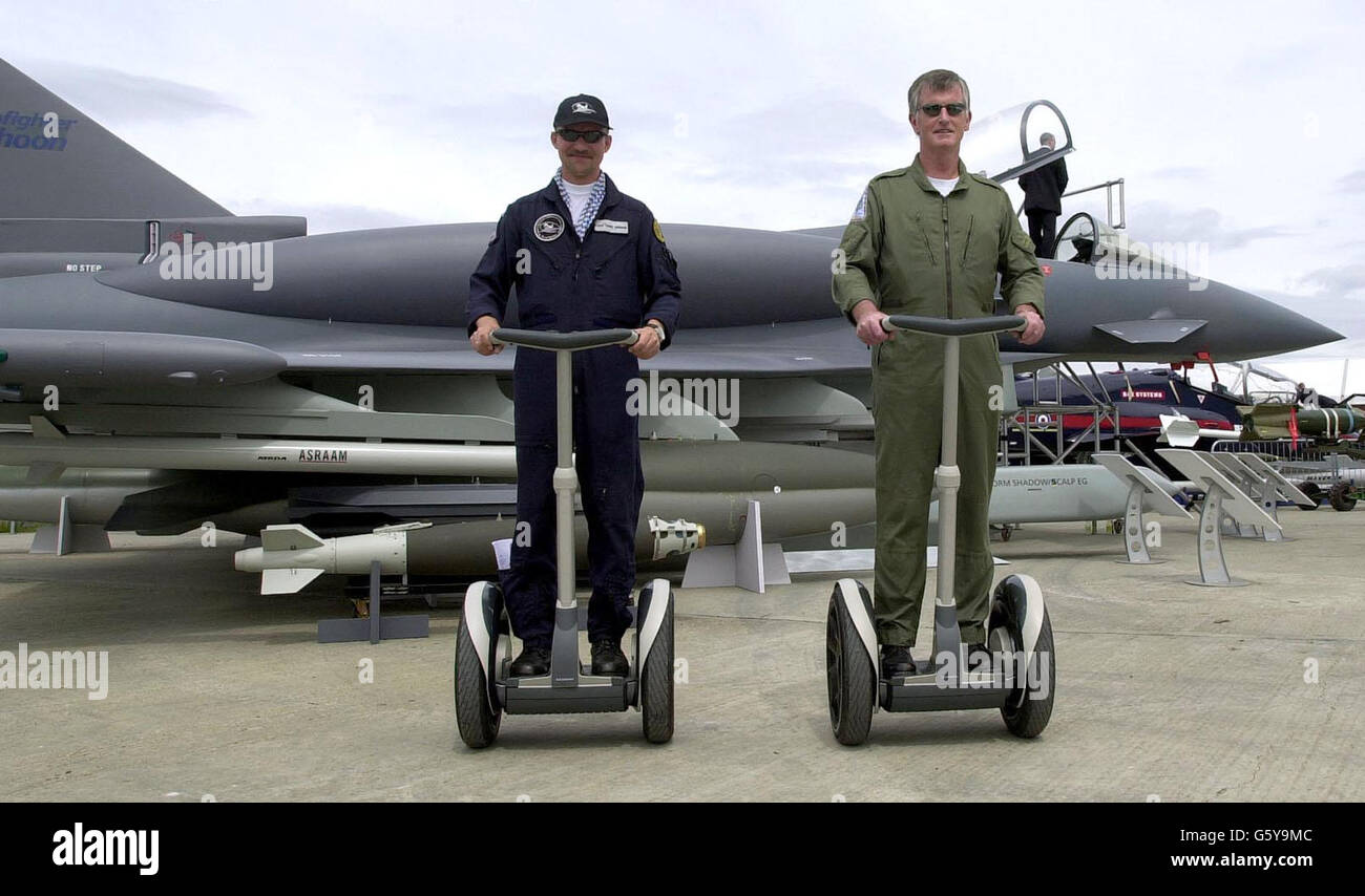BAE Systems lancia il Segway Human Transporter lanciato da Eurofighter Pilots Chris Smith (a destra) e Chris Worning al Farnborough Airshow di Hampshire. *il veicolo è il primo trasportatore elettrico autobilanciato e viene reso disponibile solo per uso militare e commerciale. Foto Stock