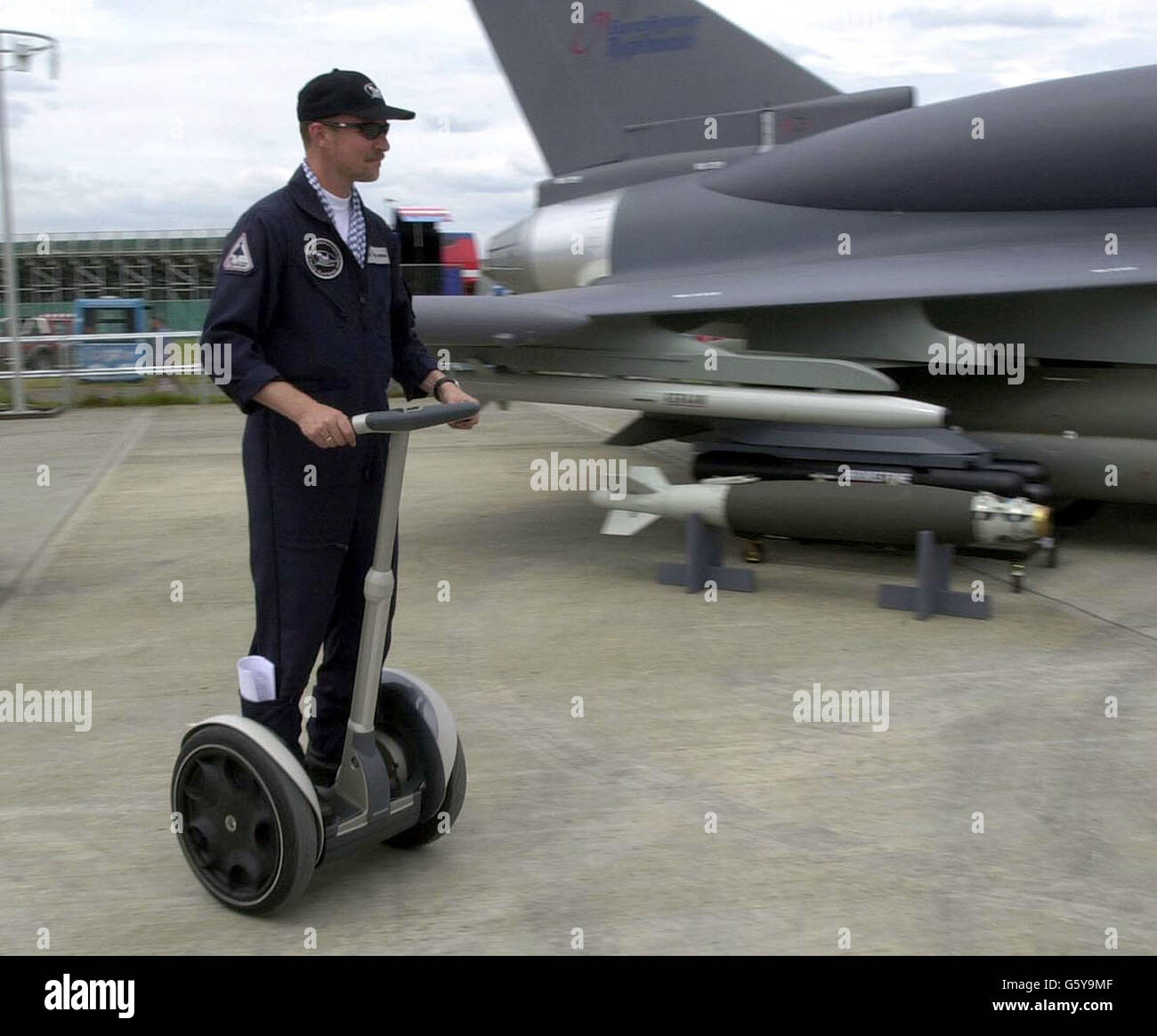 BAE Systems lancia il Segway Human Transporter provato dal pilota Eurofighter Chris Worning al Farnborough Airshow, Hampshire. Il veicolo è il primo trasportatore elettrico autobilanciato e viene reso disponibile solo per uso militare e commerciale. Foto Stock