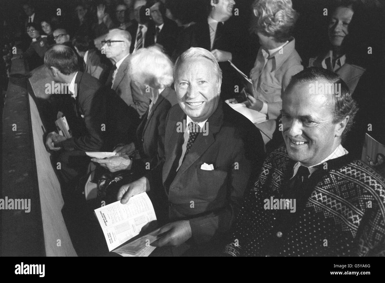 Politica - Tory leader Edward Heath orologi Coppa UEFA primo turno prima gamba match - Ipswich Town v C Twente Enschede - Portman... Foto Stock