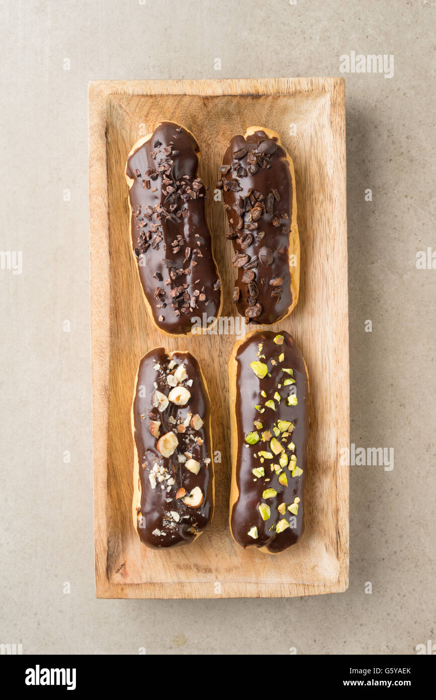 Eclairs al cioccolato con condimenti Foto Stock