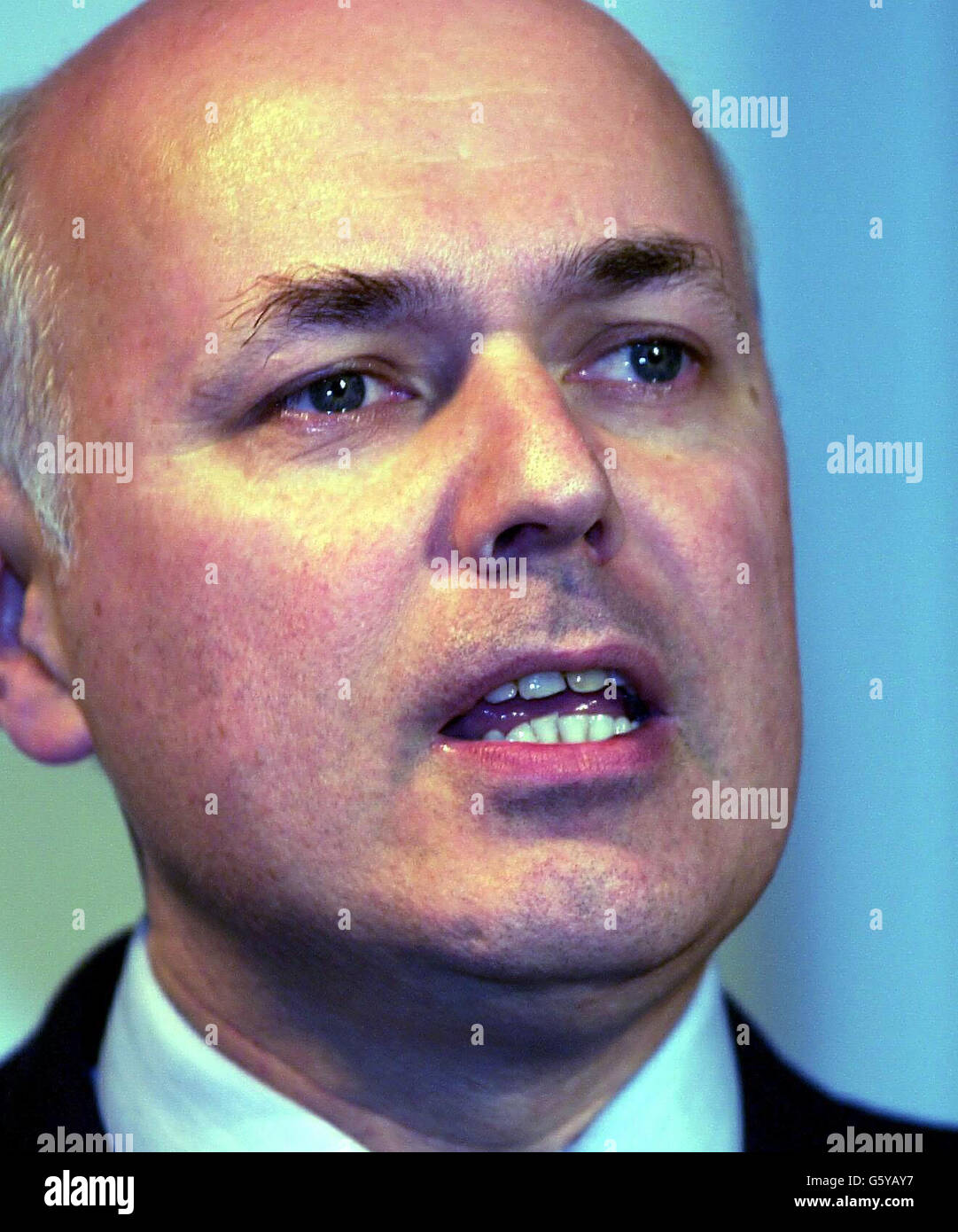 Il leader del Partito conservatore, Iain Duncan Smith, ha risposto alle domande sulla revisione della spesa del 2002 in occasione di una conferenza stampa presso il Conservative Central Office di Londra. Foto Stock