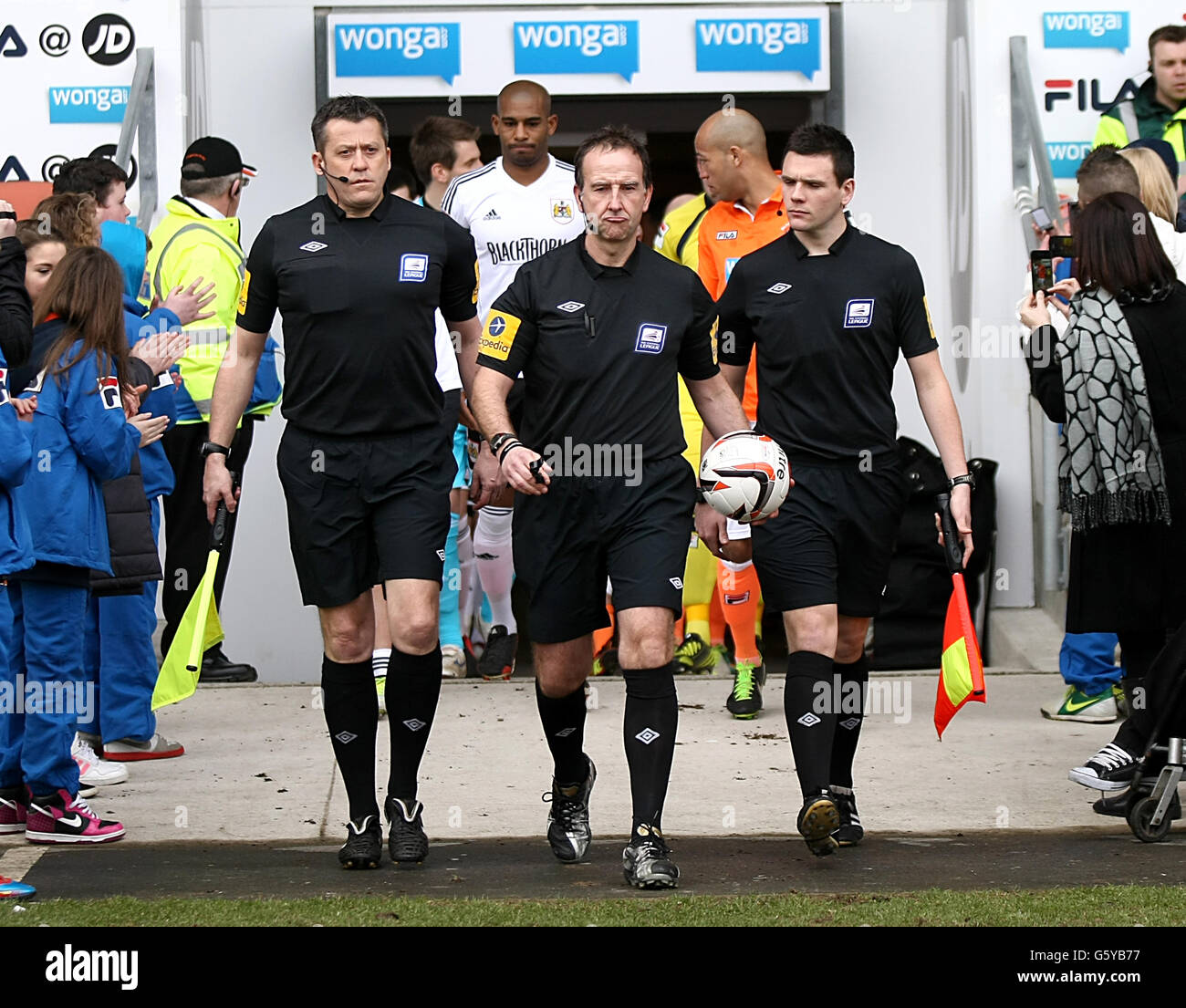 Calcio - Npower Football League Championship - Blackpool / Bristol City - Bloomfield Road. Abbina l'arbitro Mick Russell (al centro) con l'assistente arbitro Gordon Johnson (a sinistra) e Shaun Hudson (a destra) prima del calcio d'inizio Foto Stock