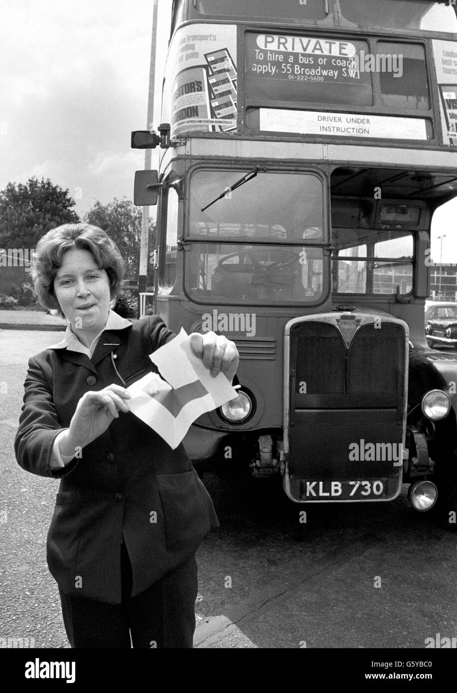 London Transports prima donna di autobus la Rosamund Viner, che ha superato il suo test di guida con colori volanti, strappa i suoi piatti a L presso il centro di addestramento piloti a Chiswick. Foto Stock