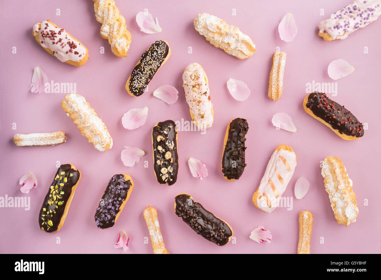 Eclairs con la ganache e condimenti Foto Stock