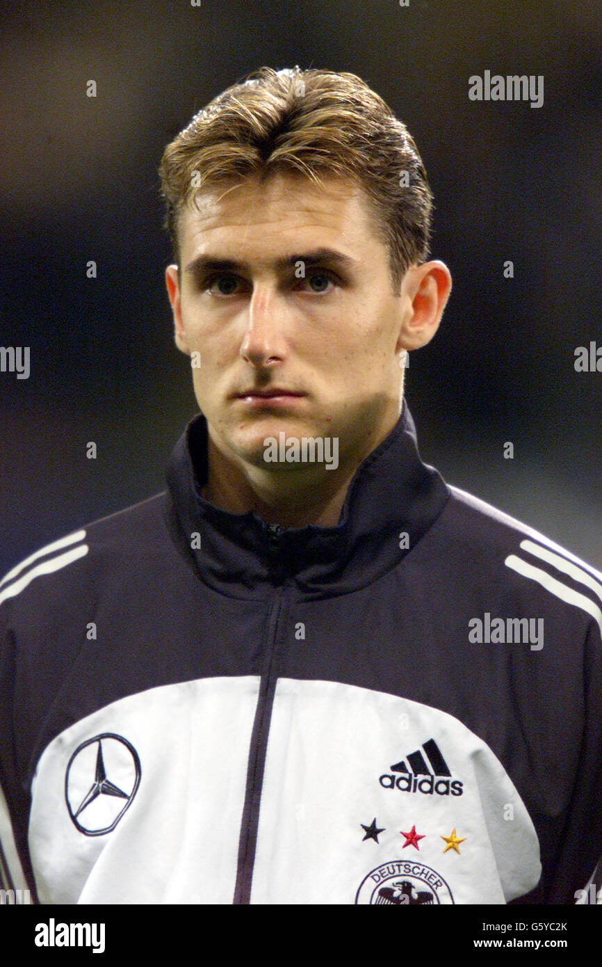 Miroslav Klose durante la partita di calcio tedesca e gallese allo stadio Millennium. Foto Stock