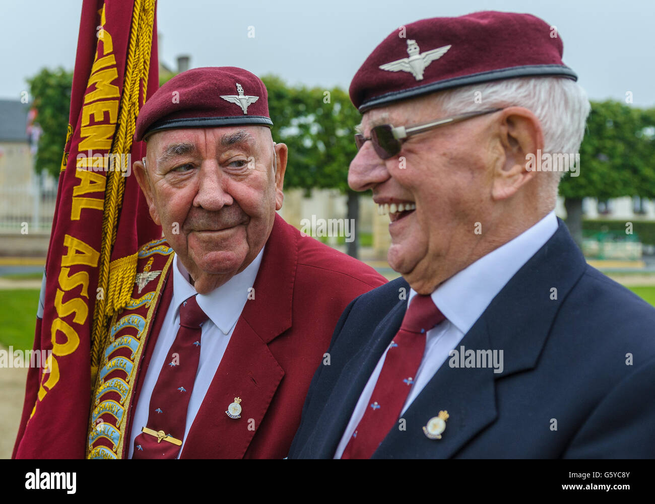 Ranville, Normandia, Francia - Esercito britannico di veterani di guerra in attesa di iniziare una sfilata in occasione della ricorrenza del giorno d Foto Stock