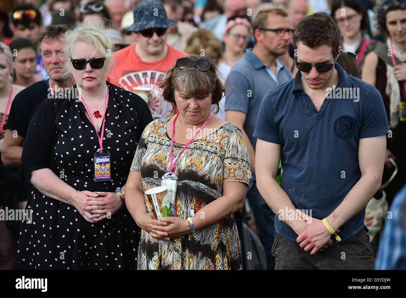 Festivalgoers tenere una spontanea di due minuti di silenzio al festival di Glastonbury, dopo l'evento per festeggiare quello che sarebbe stato il lavoro MP Jo Cox's 42th Birthday è stato annullato. Foto Stock