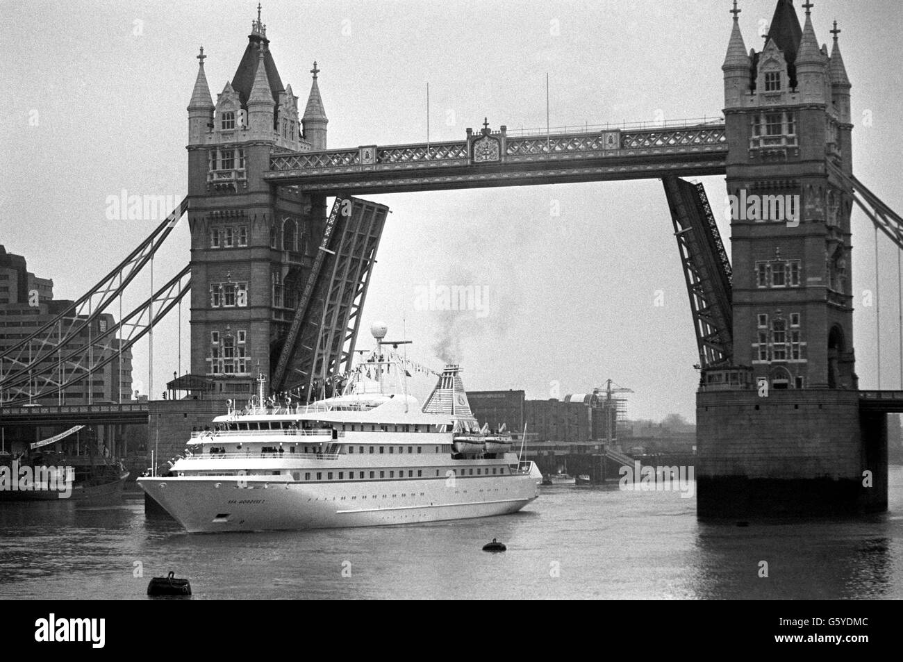 Sea Godess i, la nave da crociera più costosa del mondo, naviga sotto il Tower Bridge e fuori Londra dopo il suo completamento nei cantieri navali della Finlandia. Foto Stock