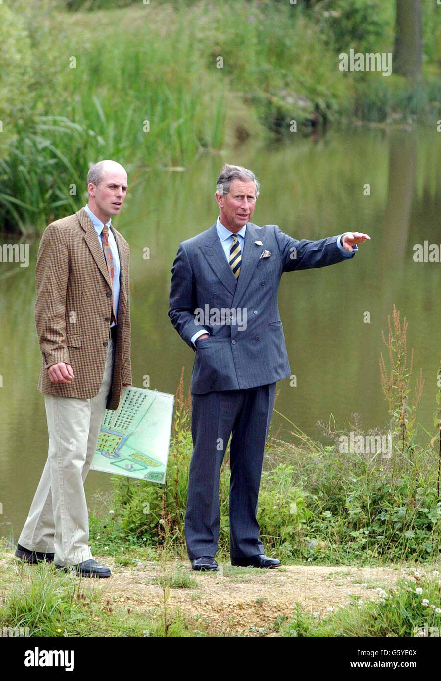 Il Principe del Galles parla con il curatore del National Trust Mark Bradshaw durante una visita a Lyveden New Bield, nel Northamptonshire, dove il National Trust sta attualmente realizzando un progetto di conservazione per recuperare l'area. Foto Stock