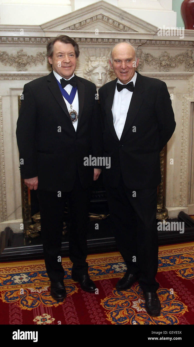 Il Segretario commerciale vince Cable (a destra) prima di parlare alla cena annuale del Commercio e dell'industria, con il Sindaco del Signore della Città di Londra Roger Gifford, alla Mansion House di Londra. Foto Stock