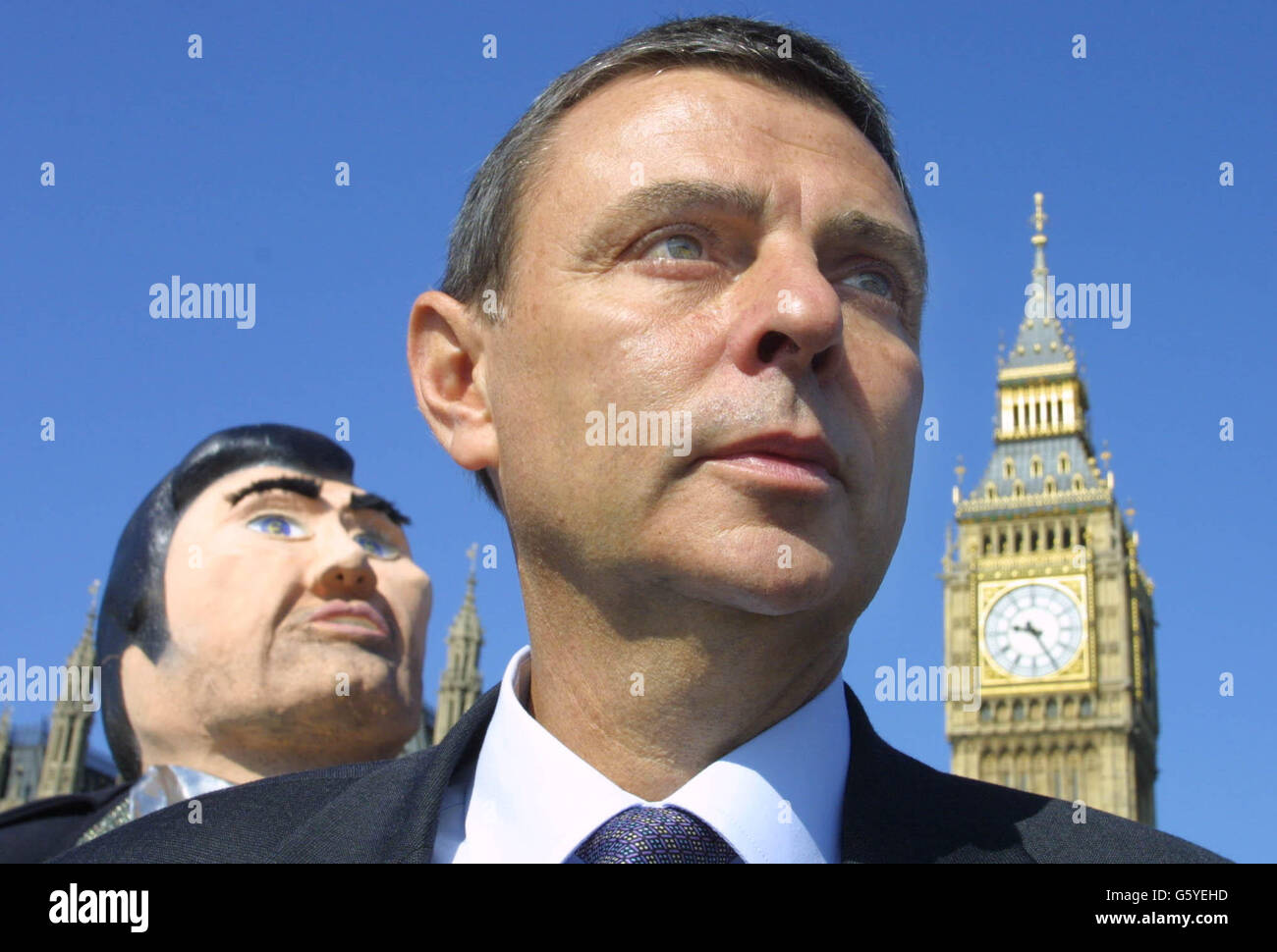 Il segretario generale unisono Dave Prentis ha protestato nel Whitehall di Londra per una retribuzione migliore per i lavoratori del governo locale il giorno in cui più di 1.2 milioni di dipendenti delle autorità locali in Inghilterra, Galles e Irlanda del Nord, compresi gli operatori sociali, gli architetti e le Signore della cena, è andato in sciopero nel primo walkout del consiglio nazionale dal 1979 inverno di malcontento. Tre sindacati, tra cui Unison, protestano per un'offerta del 3 per cento e chiedono il 6 per cento. Foto Stock