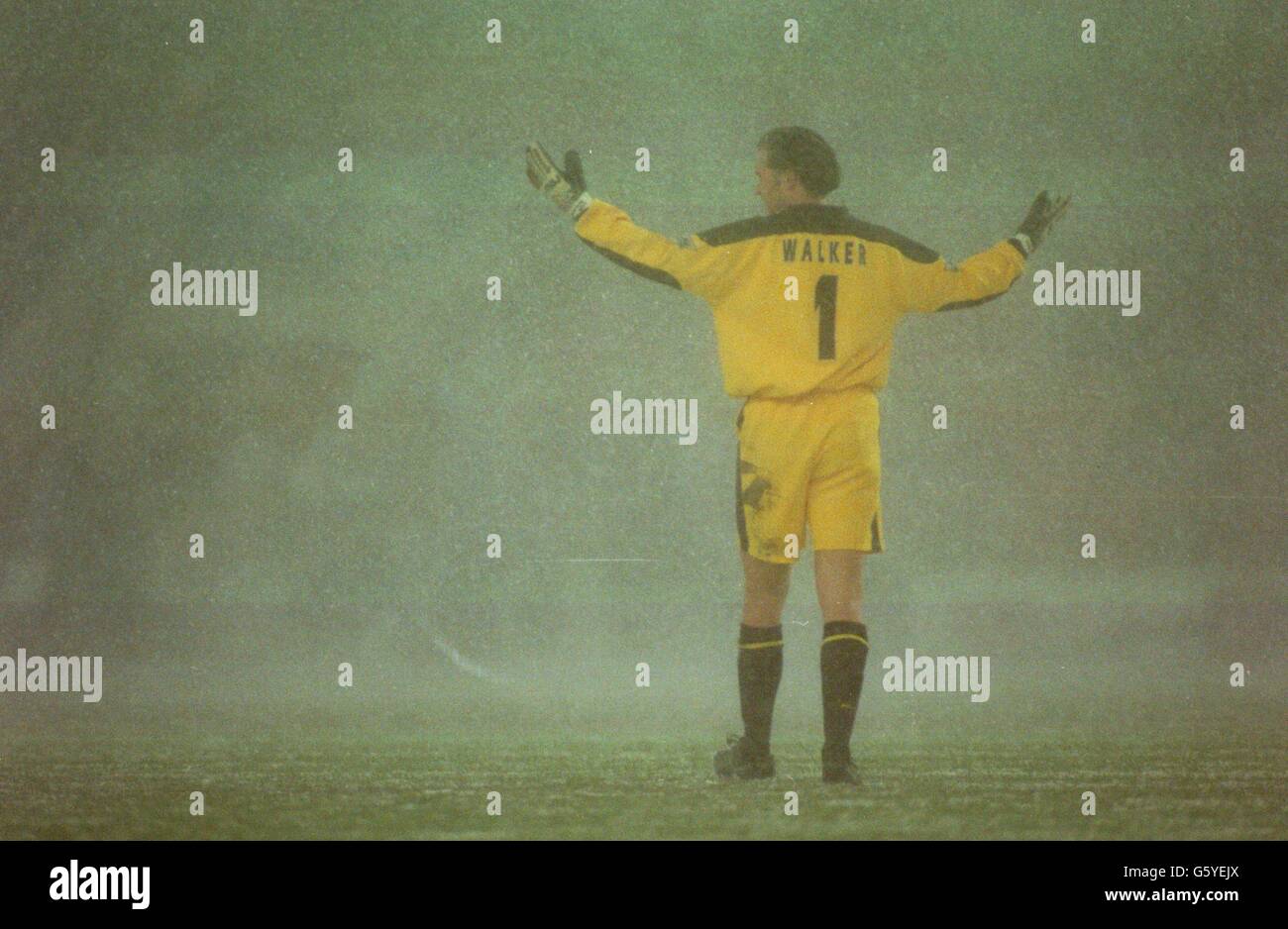 Calcio - fa Cup - Fifth Round - Nottingham Forest v Tottenham Hotspur. Il portiere di Tottenham Hotspur, Ian Walker, si chiede quanto tempo le squadre possano durare nella bizzard Foto Stock