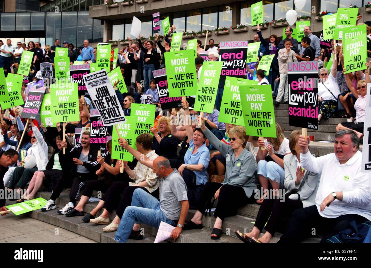 I lavoratori Unison e GMB si riuniscono per un raduno a Chamberlain Square, Birmingham, poiché si stima che 1.2 milioni di lavoratori del settore pubblico partecipino al più grande sciopero nazionale dall'inverno del malcontento nel 1979. * lo sciopero è stato chiamato dopo che i datori di lavoro hanno offerto un aumento della retribuzione del 3%, nonostante le richieste sindacali del 6%. Molti lavoratori del consiglio sono tra i più poveri lavoratori retribuiti del Regno Unito, con due terzi del personale che guadagnano meno di 13,000, anche se il salario medio nazionale è di 19,406. Foto Stock