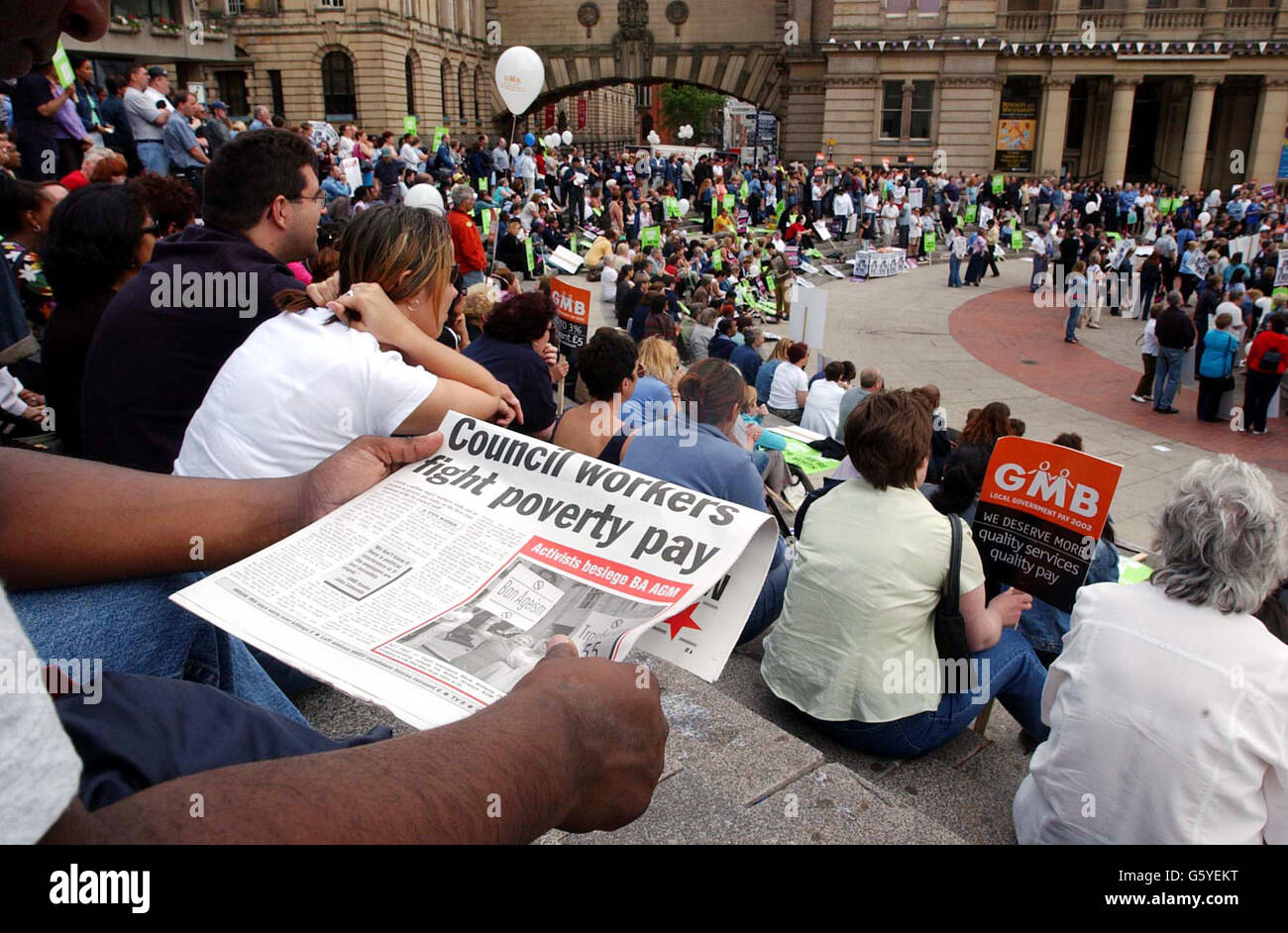 I lavoratori Unison e GMB si riuniscono per un raduno a Chamberlain Square, Birmingham, poiché si stima che 1.2 milioni di lavoratori del settore pubblico partecipino al più grande sciopero nazionale dall'inverno del malcontento nel 1979. *lo sciopero è stato chiamato dopo che i datori di lavoro hanno offerto un aumento della retribuzione del 3%, nonostante le richieste sindacali del 6%. Molti lavoratori del consiglio sono tra i più poveri lavoratori retribuiti del Regno Unito, con due terzi del personale che guadagnano meno di 13,000, anche se il salario medio nazionale è di 19,406. Foto Stock