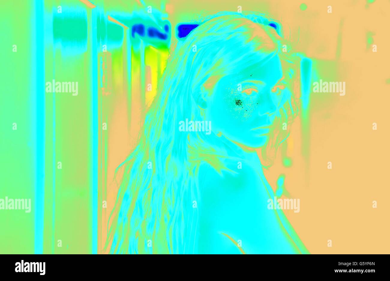 Il demone al neon è una imminente 2016 Giallo-American thriller horror film diretto da Nicolas Winding Refn e co-scritto da Maria leggi e Refn e interpretato da Elle Fanning. Questa fotografia è per il solo uso editoriale ed è il copyright del film company e/o il fotografo assegnato dal film o società di produzione e può essere riprodotto solo da pubblicazioni in congiunzione con la promozione del film di cui sopra. Un credito per il film company è richiesto. Il fotografo deve anche essere accreditato quando noto. Foto Stock