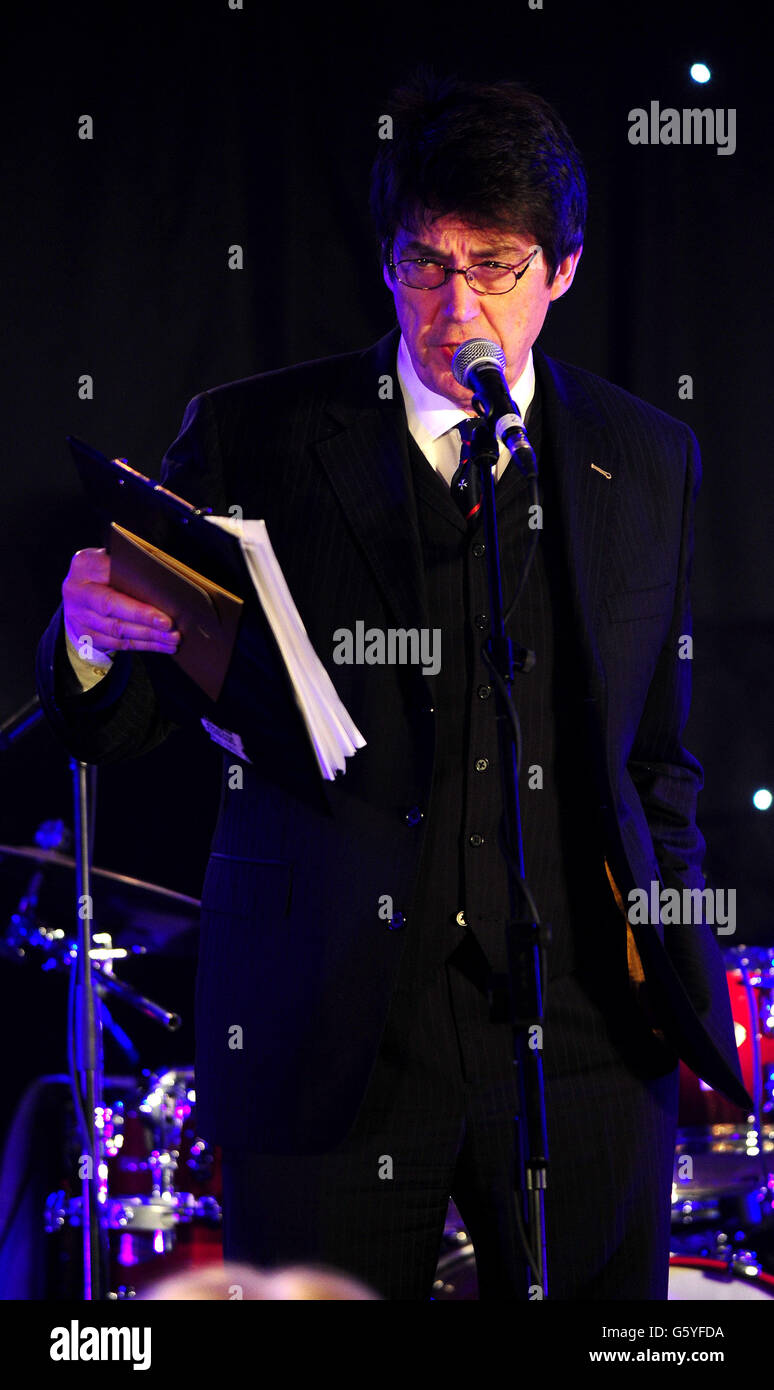 Mike Read si esibisce presso il Palazzo parlamentare delle varietà, in aiuto del Macmillan Cancer Support presso il Jumeirah Carlton Tower Hotel di Londra. Foto Stock