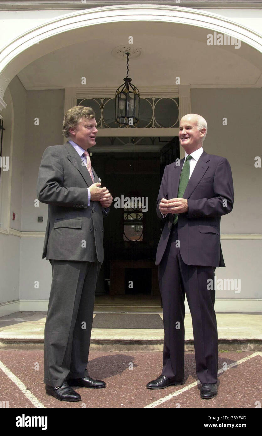 Sir Stephen Lamport (a sinistra), Segretario privato del Principe di Galles, parla con Sir Michael Peat che assume il suo ruolo il 9 agosto 2002, presso il Palazzo di San Giacomo. * Sir Michael Peat si sta trasferendo da Buckingham Palace, dove era il custode della Privy Purse. Sir Stephen Lamport, che ha lavorato per quasi dieci anni, è entrato a far parte della Royal Bank of Scotland come direttore di gruppo per le politiche pubbliche e gli affari governativi. Foto Stock