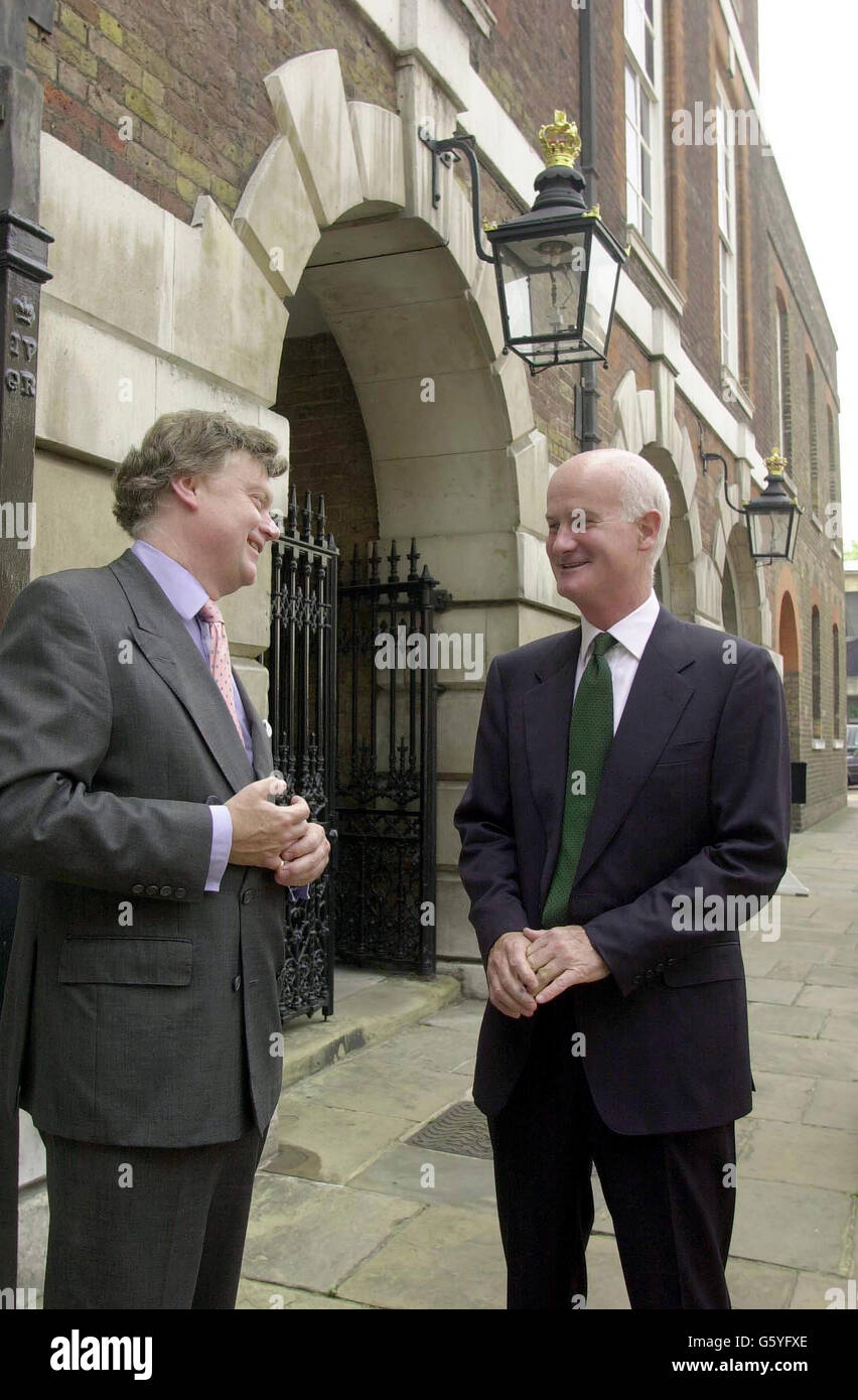 Sir Stephen Lamport (a sinistra), Segretario privato del Principe di Galles, parla con Sir Michael Peat che assume il suo ruolo il 9 agosto 2002, presso il Palazzo di San Giacomo. * Sir Michael Peat si sta trasferendo da Buckingham Palace, dove era il custode della Privy Purse. Sir Stephen Lamport, che ha lavorato per quasi dieci anni, è entrato a far parte della Royal Bank of Scotland come direttore di gruppo per le politiche pubbliche e gli affari governativi. Foto Stock