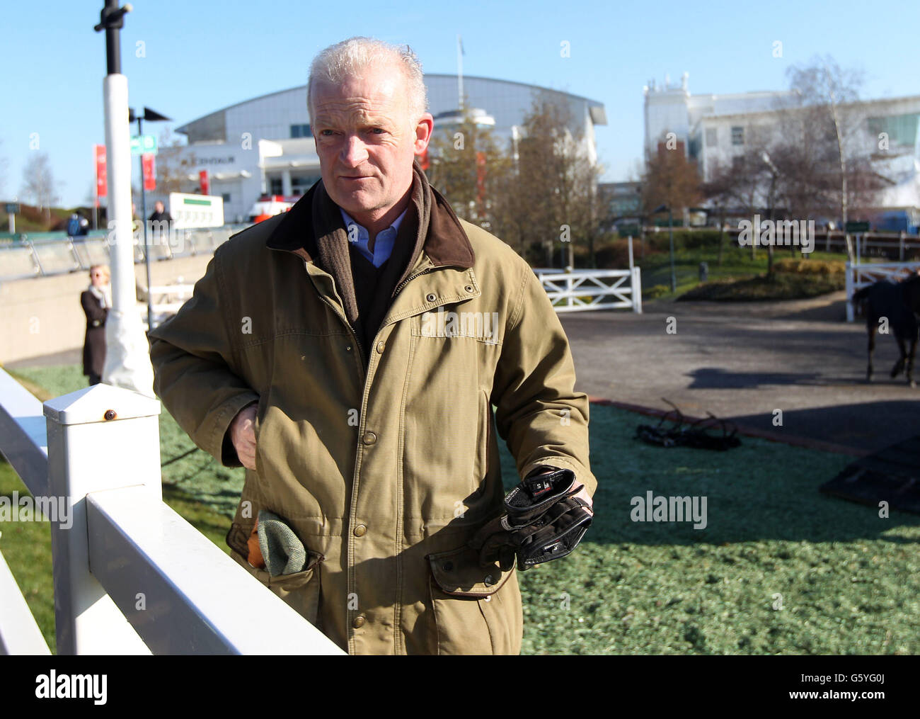 L'allenatore Willie Mullins prima di correre il giovedì di San Patrizio al Cheltenham Festival 2013 all'ippodromo di Cheltenham, Gloucestershire. Foto Stock