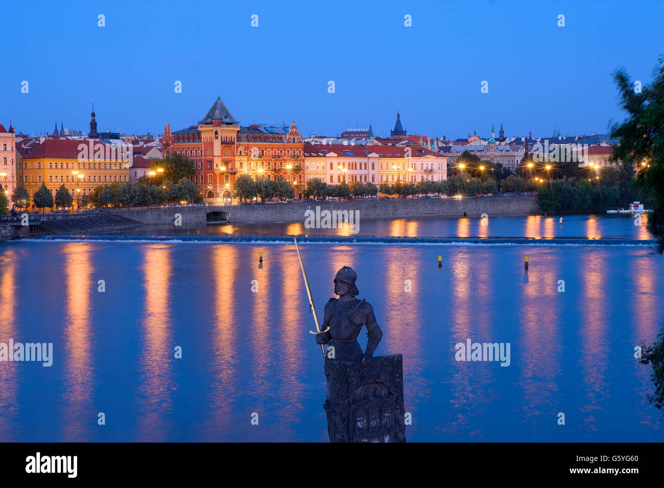 Il fiume Moldava e dello skyline di Praga di notte Foto Stock