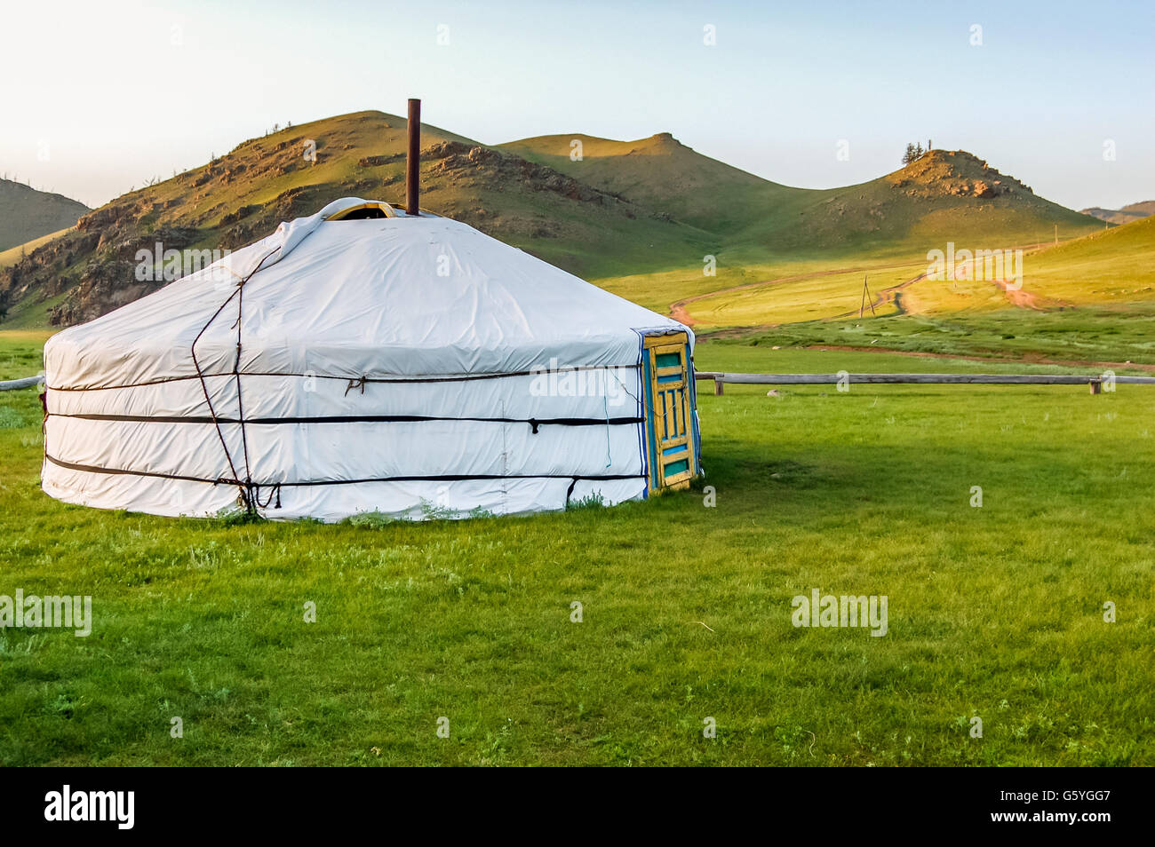 Mongolo yurt chiamato ger sulla steppa erbosa del nord della Mongolia Foto Stock