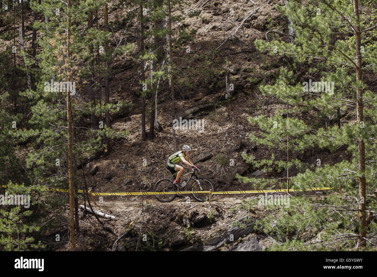 Piano generale di un ciclista in sella lungo montagne durante il campionato di Russia in mountain bike Foto Stock