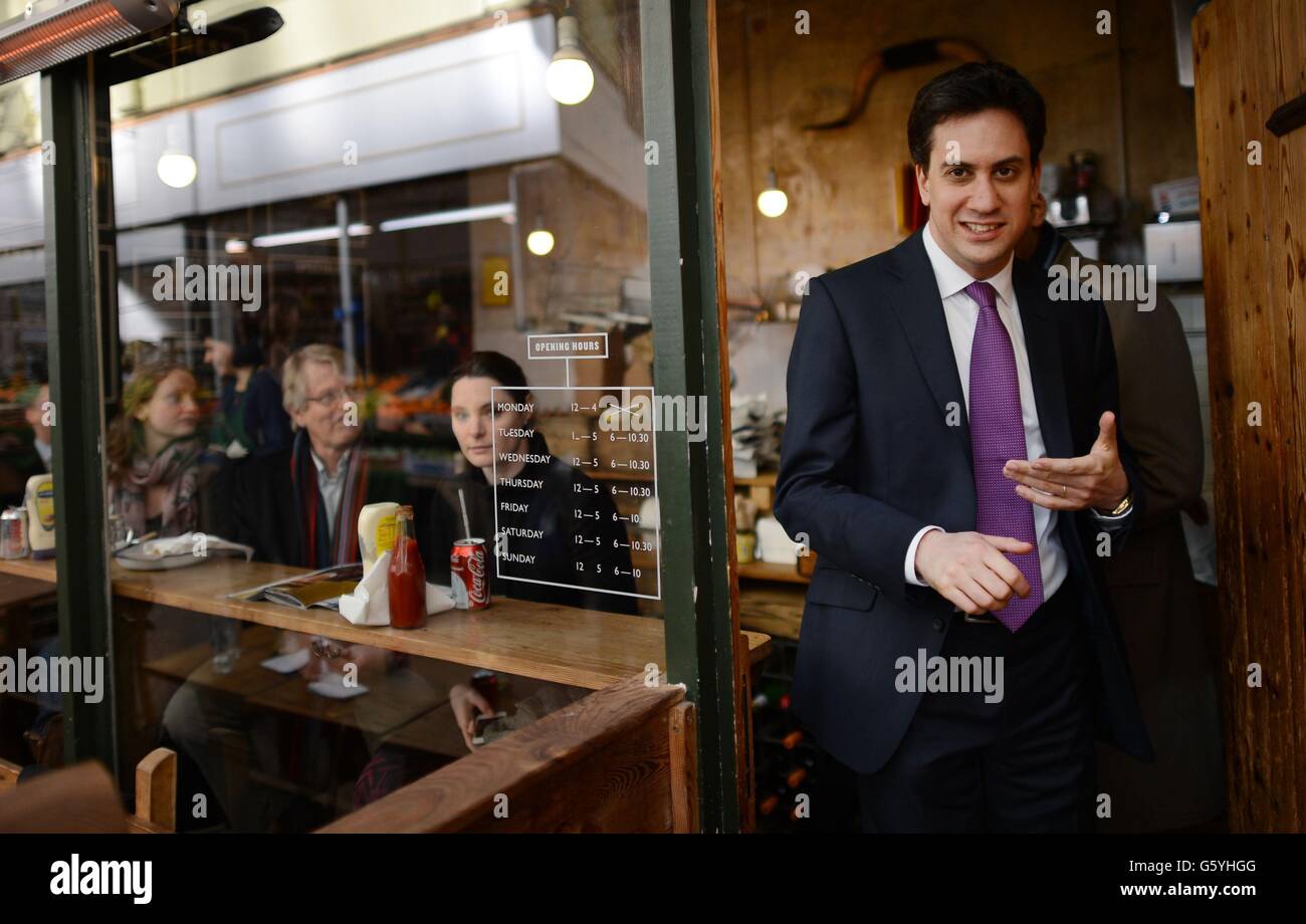 Il leader del lavoro ed Miliband incontra acquirenti, proprietari di bancarelle di mercato e proprietari di ristoranti mentre visita il villaggio di Brixton nel sud di Londra oggi. Foto Stock