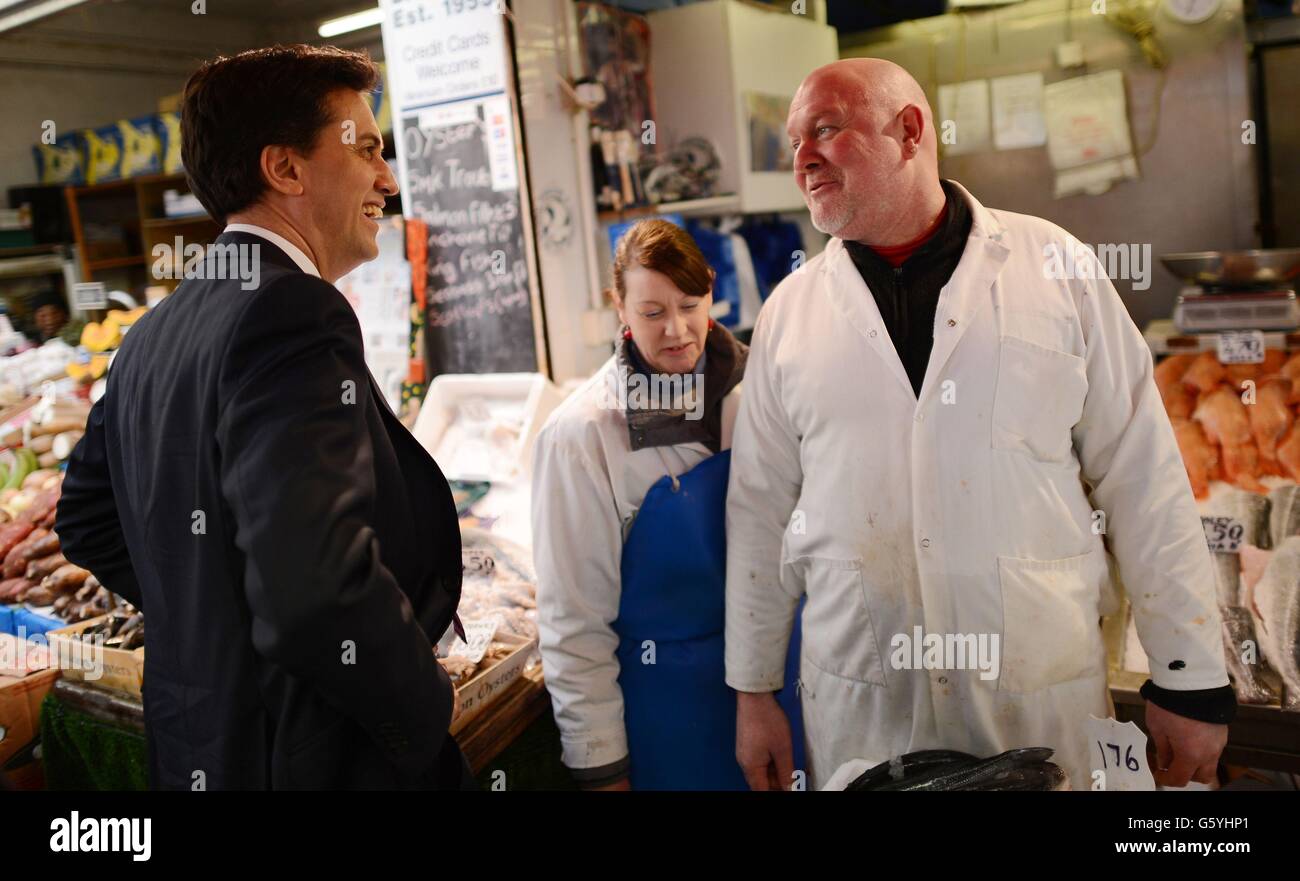 Il leader del lavoro ed Miliband incontra acquirenti, proprietari di bancarelle di mercato e proprietari di ristoranti mentre visita il villaggio di Brixton nel sud di Londra oggi. Foto Stock