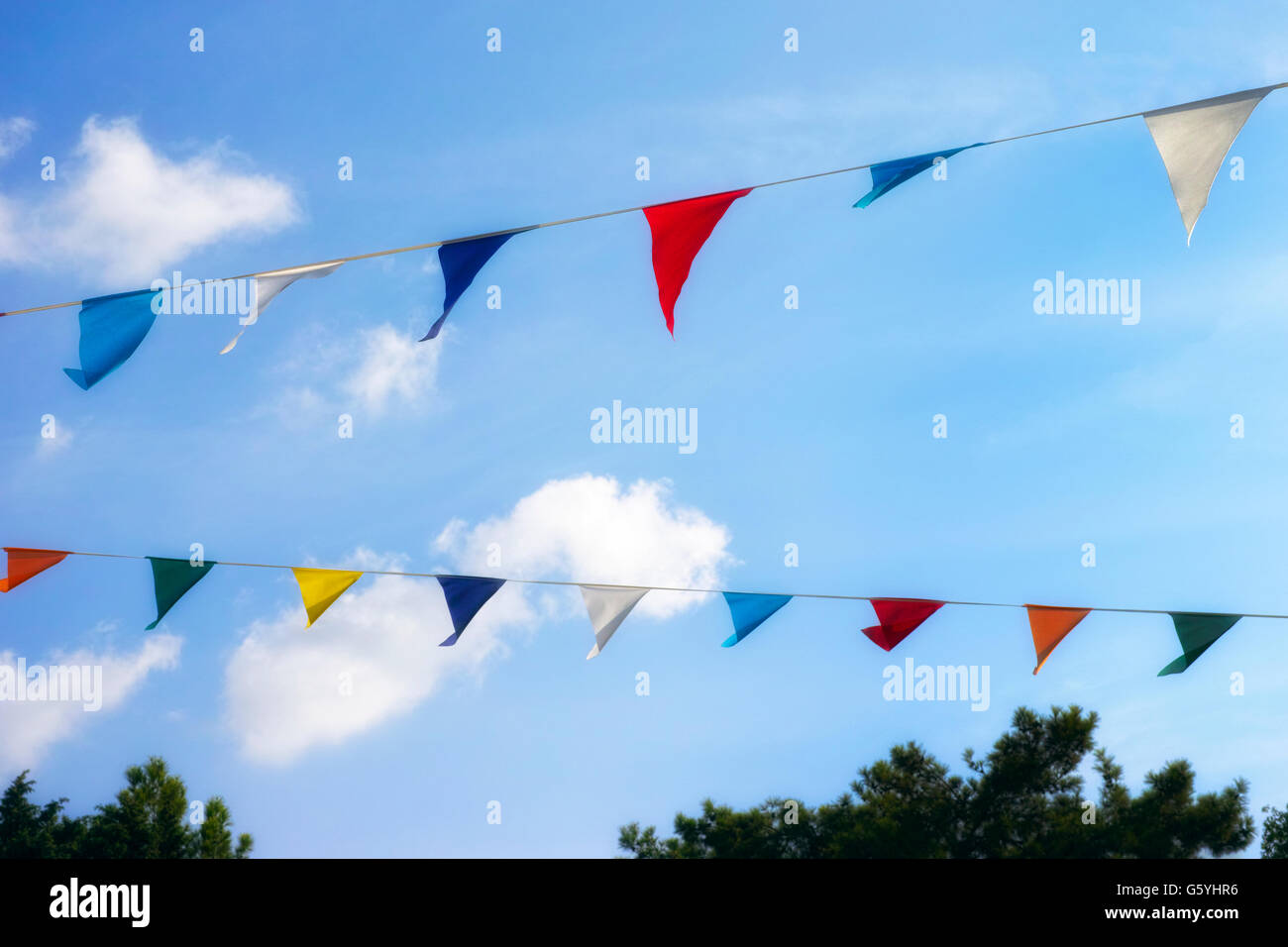 Decorazione colorata bandiere contro il cielo blu sullo sfondo. Foto Stock