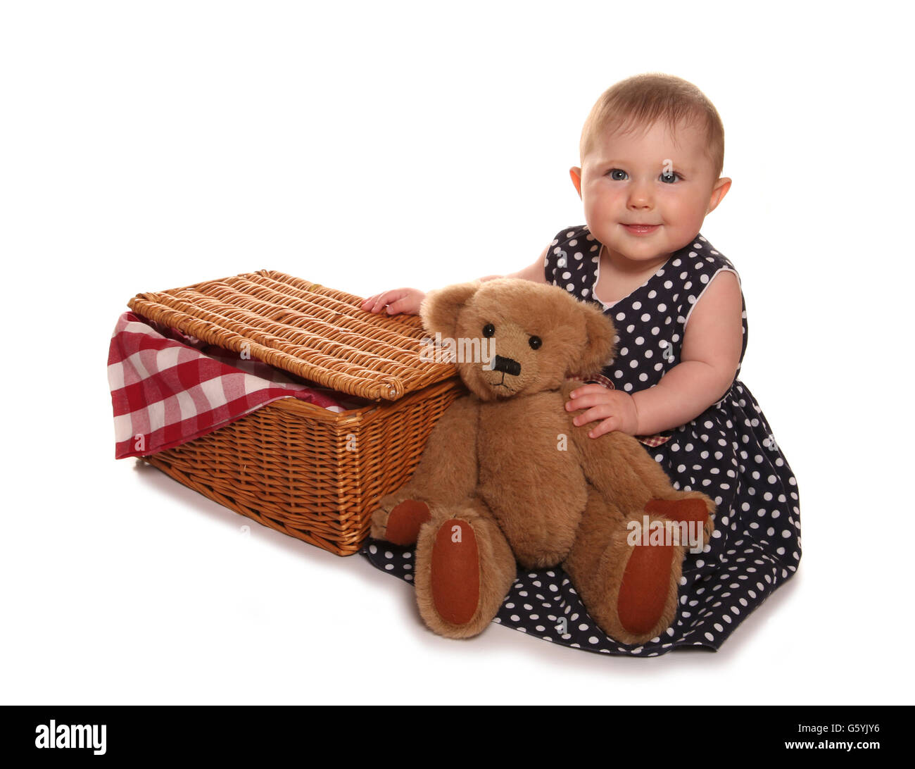 Baby girl avente un orsacchiotto picnic a intaglio Foto Stock
