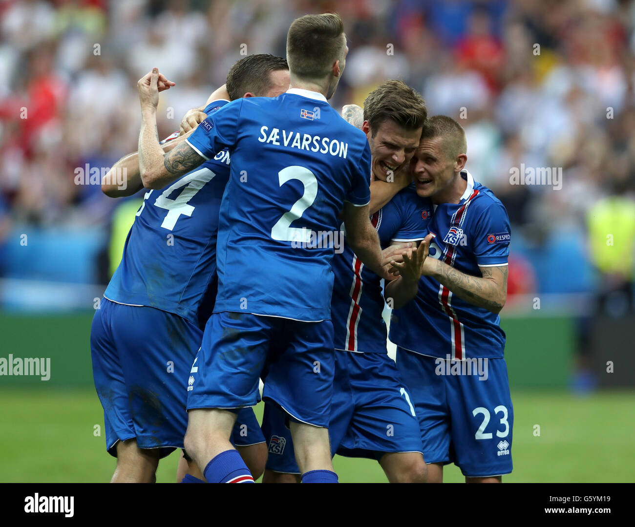 Islanda giocatori celebrano il loro fine vincitore e le qualifiche per l'ultimo round 16 durante l'Euro 2016, Gruppo F corrisponde allo Stade de France di Parigi. Foto Stock
