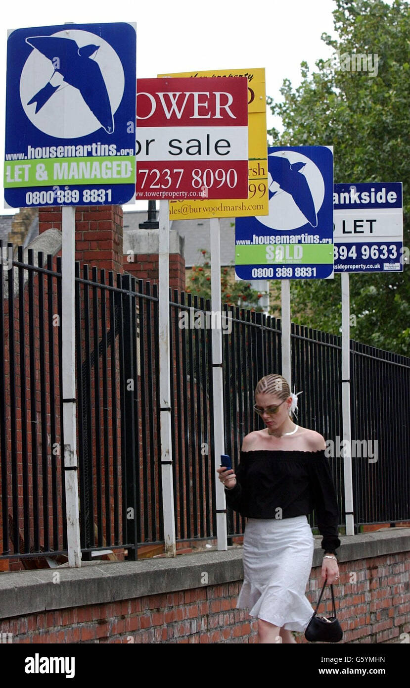 Varie indicazioni per le vendite e le locazioni fuori dall'hotel sulla Old Kent Road, Londra. Foto Stock