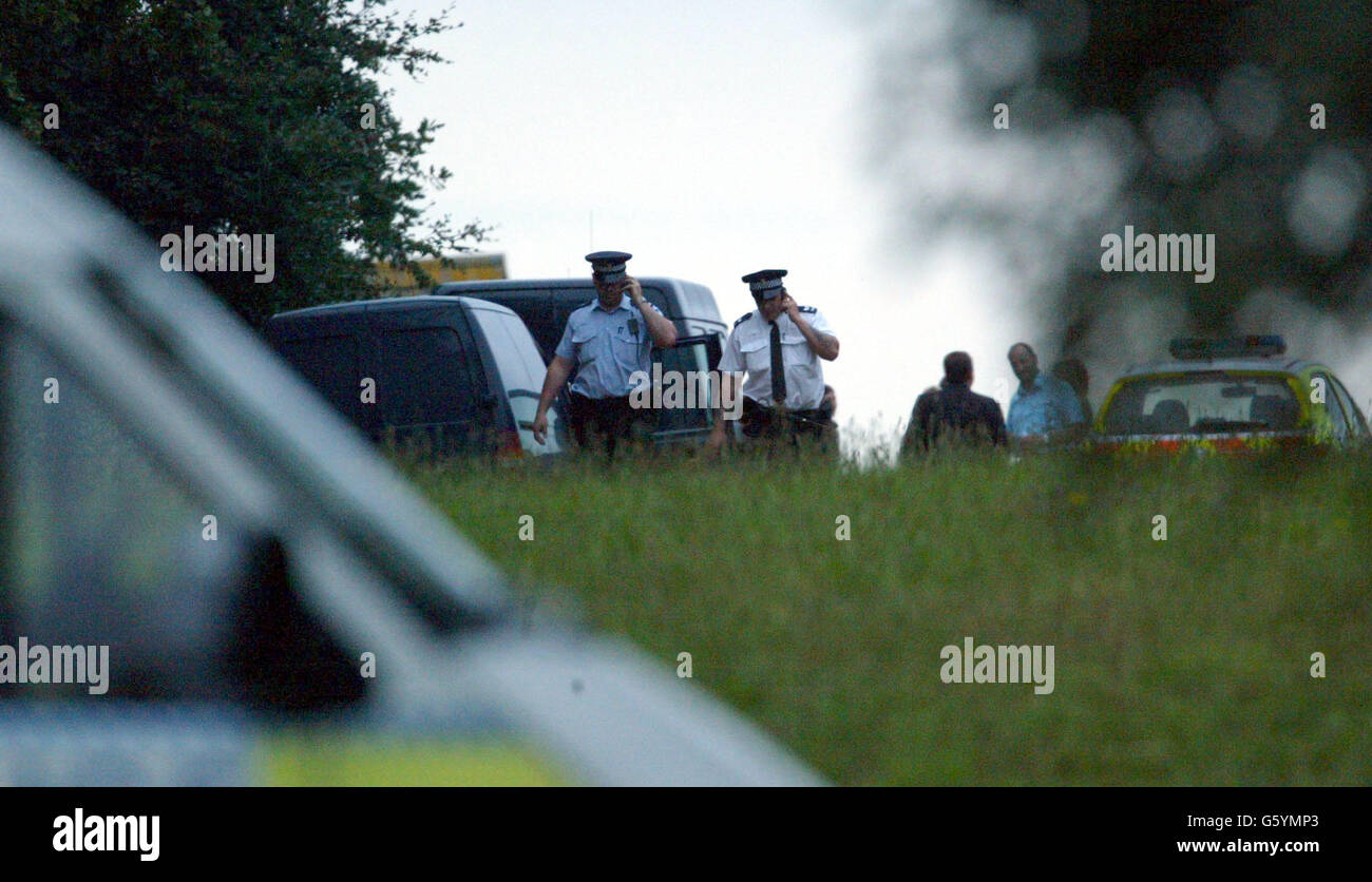 Sigillo della polizia fuori Warren Hill galoppe a Newmarket. La polizia che indaga sulla scomparsa delle studentesse Holly Wells e Jessica Chapman hanno detto stasera che stavano esaminando due aree della terra recentemente disturbata a Warren Hill, vicino a Newmarket, Suffolk. Foto Stock