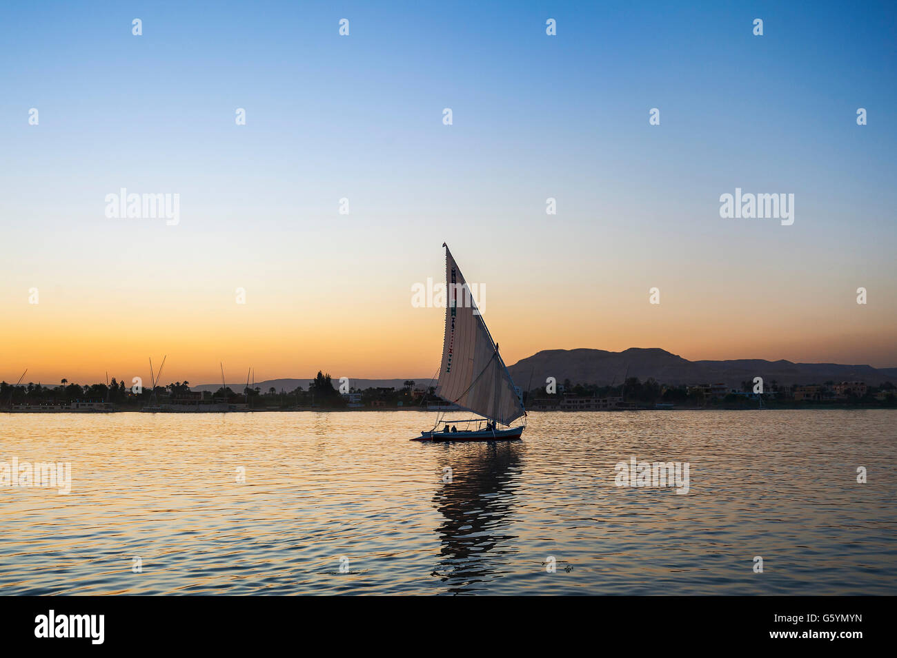 Single-masted barca a vela, sambuco, sul Nilo al tramonto, Luxor, Egitto Foto Stock